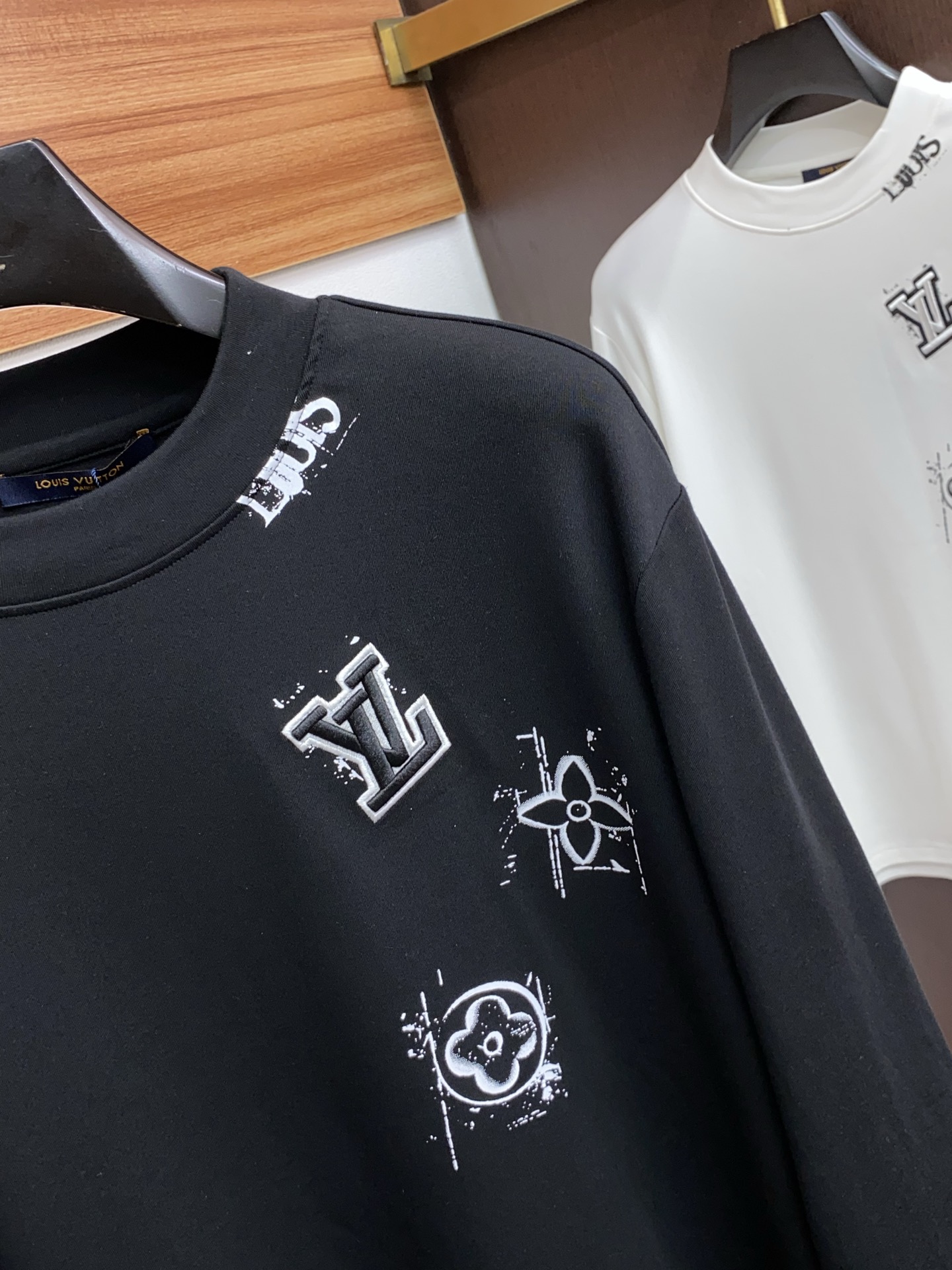 1v路易威登 25ss秋季 新品 新款贸易订单圆领长袖打底衫长袖T恤网红款！上身舒适透气，不僵硬，整体有