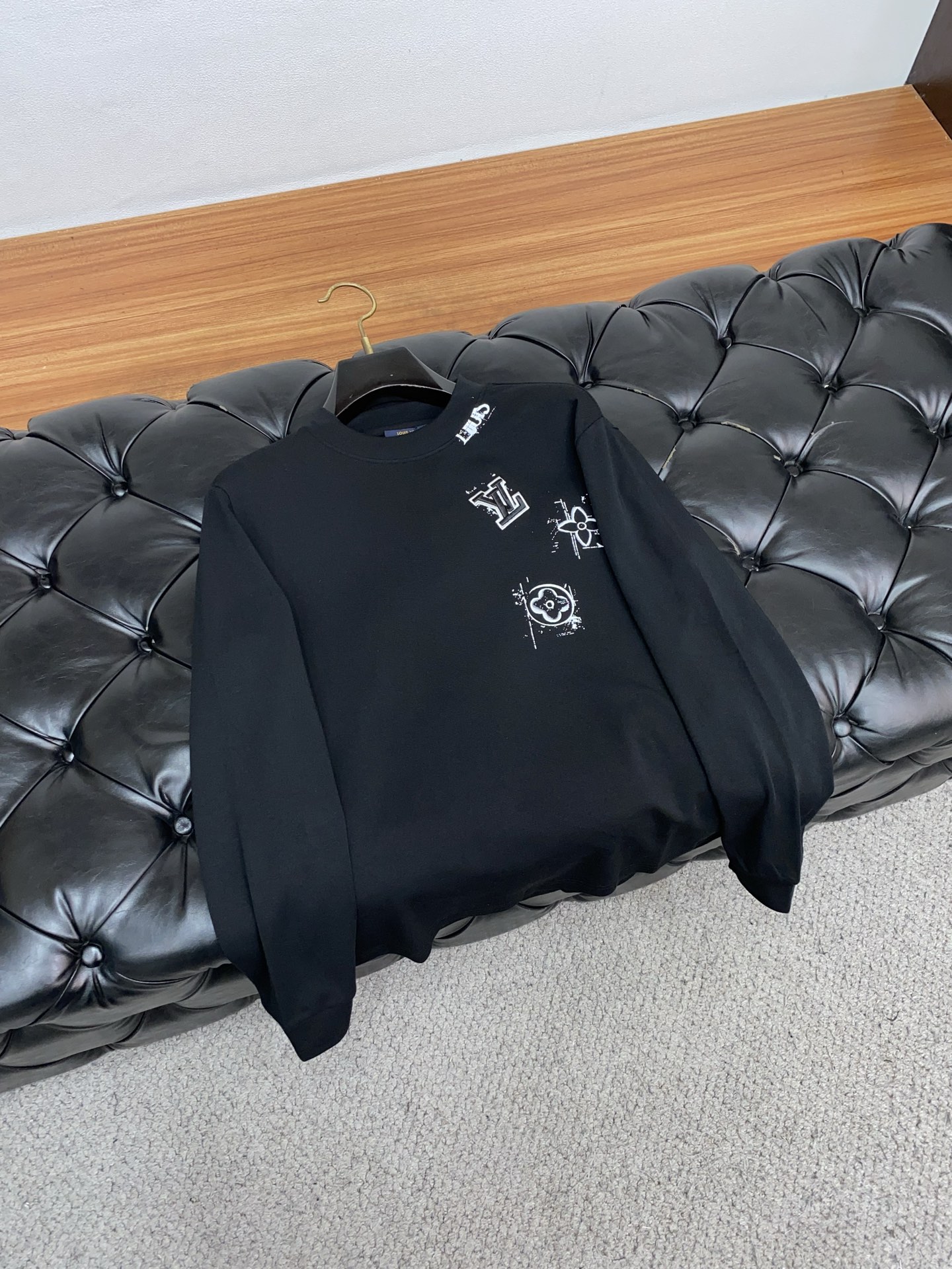 1v路易威登 25ss秋季 新品 新款贸易订单圆领长袖打底衫长袖T恤网红款！上身舒适透气，不僵硬，整体有