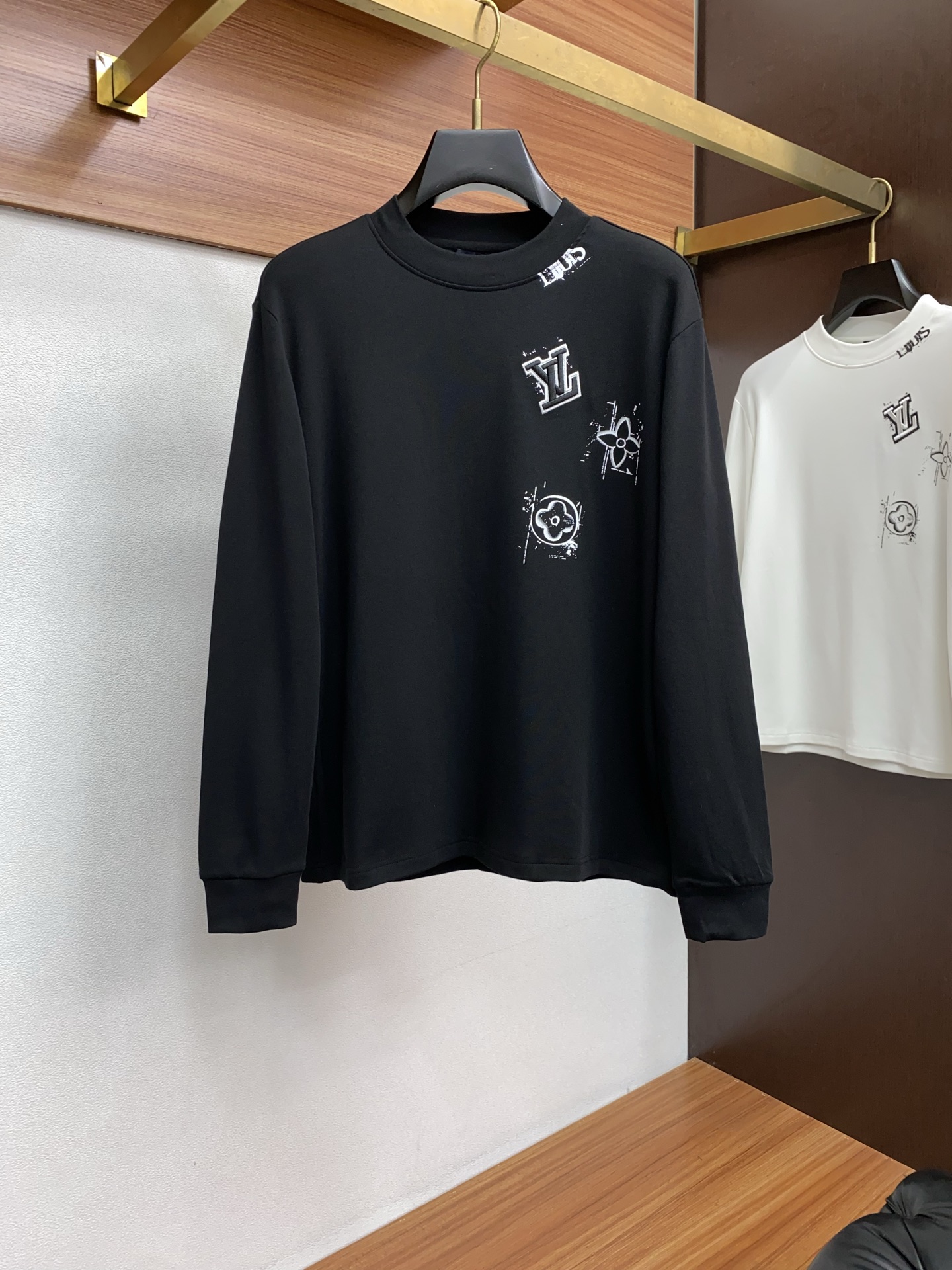 1v路易威登 25ss秋季 新品 新款贸易订单圆领长袖打底衫长袖T恤网红款！上身舒适透气，不僵硬，整体有