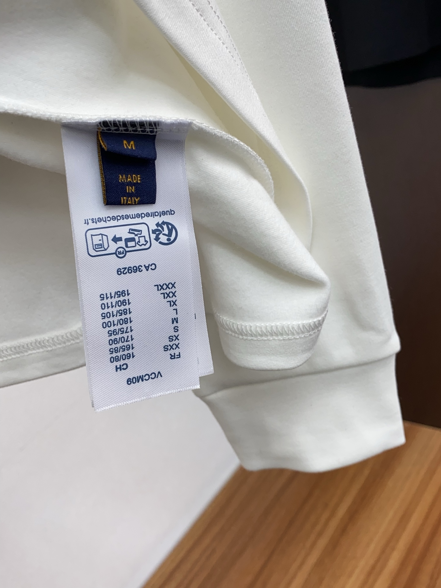 1v路易威登 25ss秋季 新品 新款贸易订单圆领长袖打底衫长袖T恤网红款！上身舒适透气，不僵硬，整体有