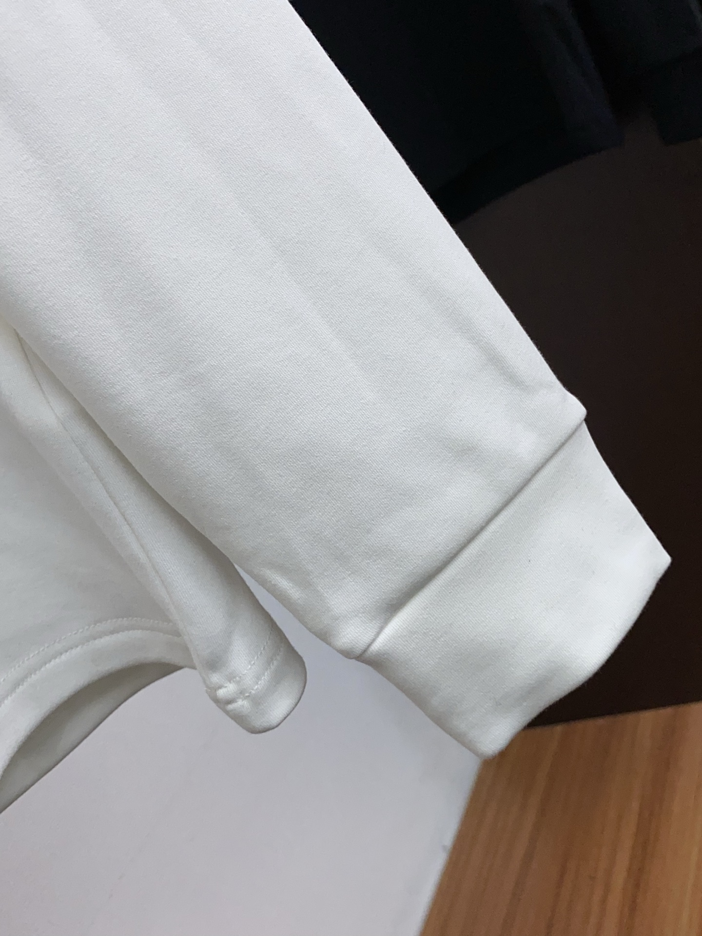 1v路易威登 25ss秋季 新品 新款贸易订单圆领长袖打底衫长袖T恤网红款！上身舒适透气，不僵硬，整体有