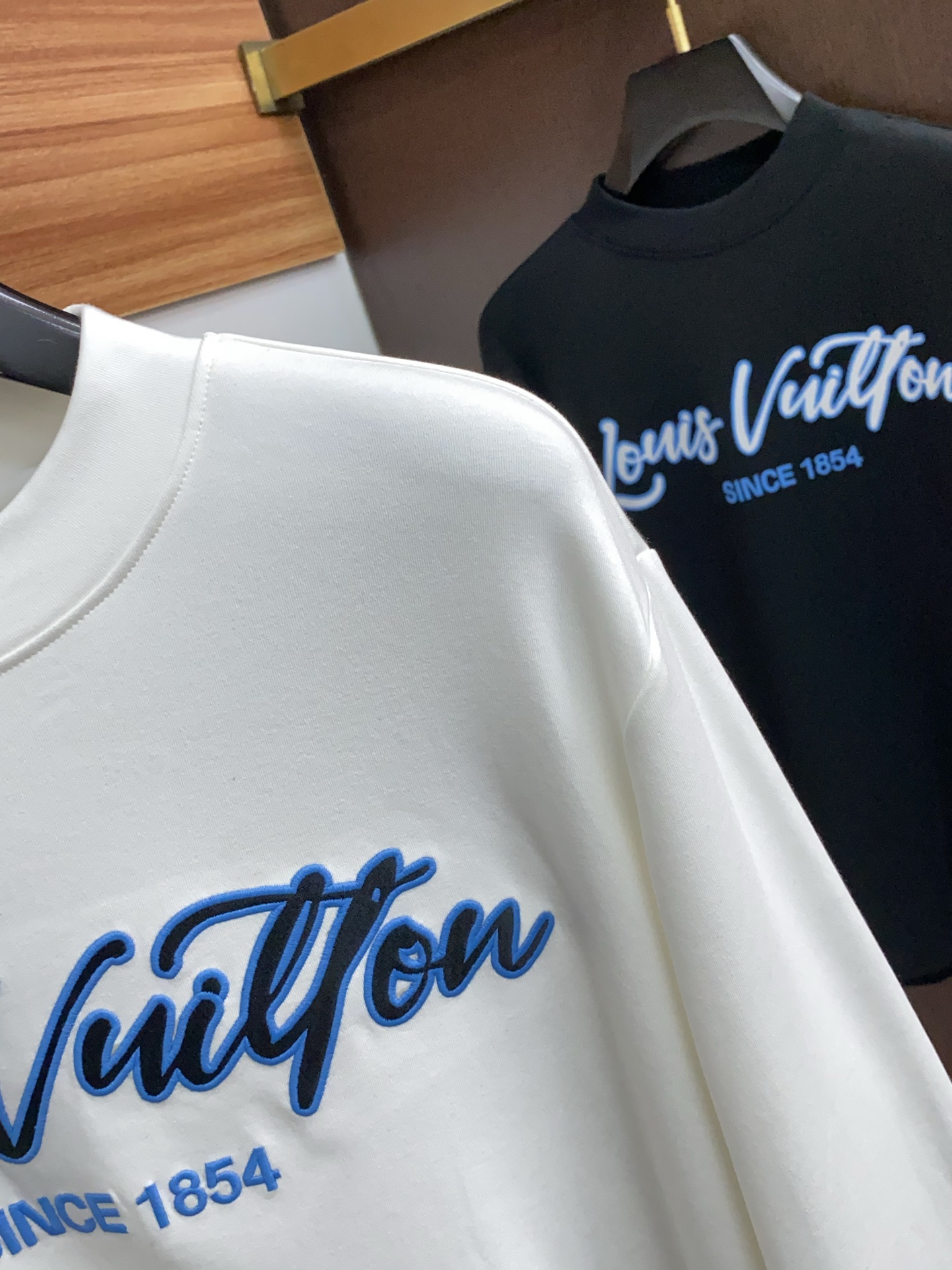 1v路易威登 25ss秋季 新品 新款贸易订单圆领长袖打底衫长袖T恤网红款！上身舒适透气，不僵硬，整体有