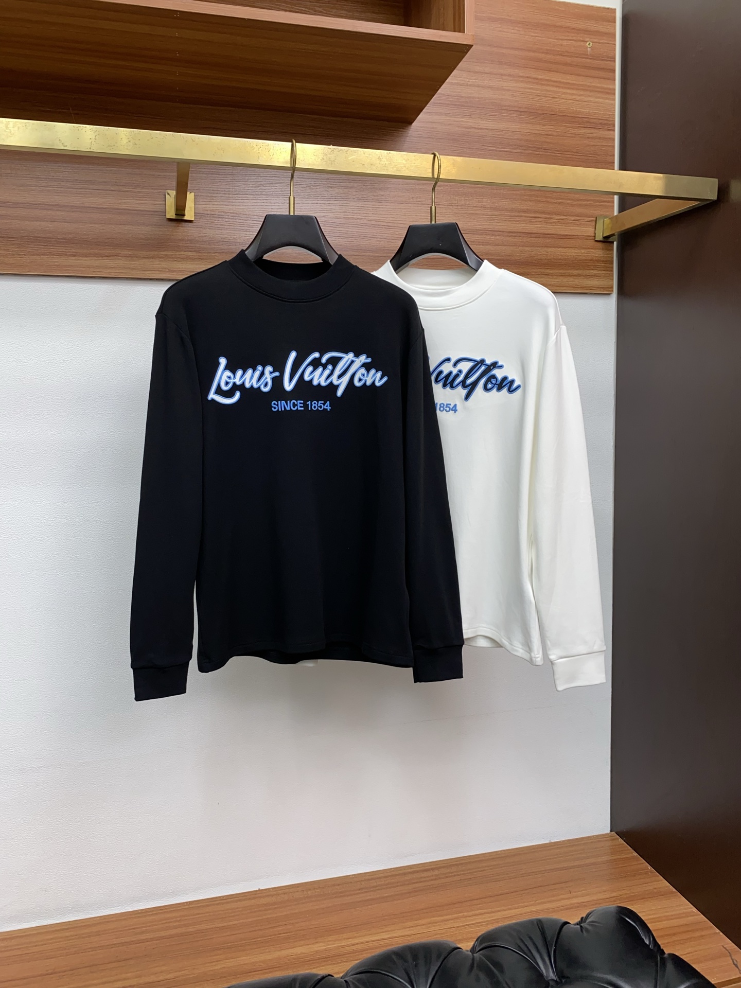 1v路易威登 25ss秋季 新品 新款贸易订单圆领长袖打底衫长袖T恤网红款！上身舒适透气，不僵硬，整体有