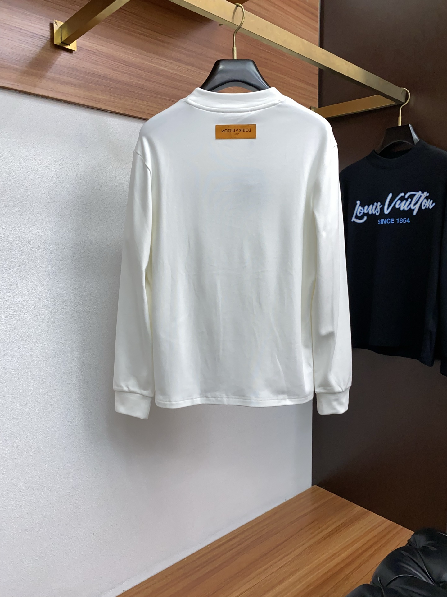 1v路易威登 25ss秋季 新品 新款贸易订单圆领长袖打底衫长袖T恤网红款！上身舒适透气，不僵硬，整体有