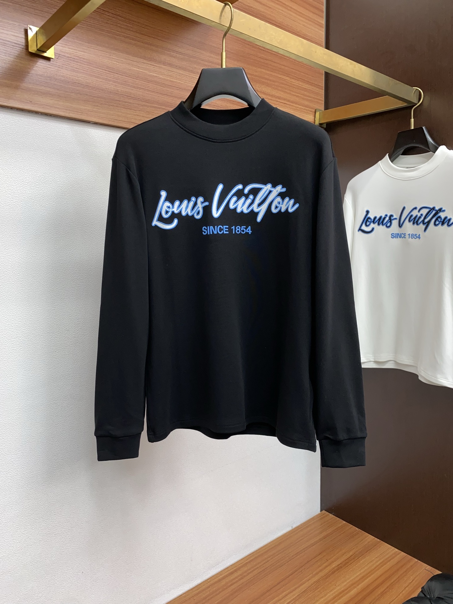 1v路易威登 25ss秋季 新品 新款贸易订单圆领长袖打底衫长袖T恤网红款！上身舒适透气，不僵硬，整体有