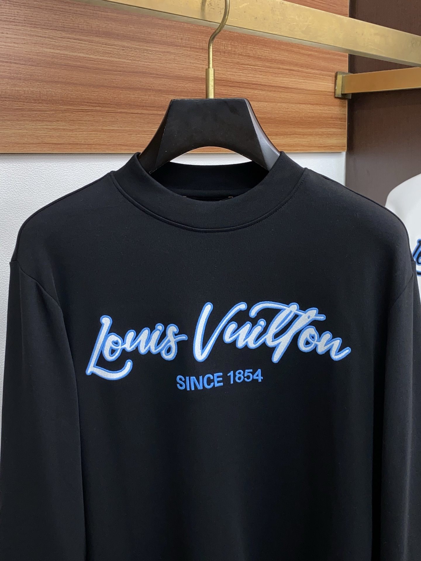 1v路易威登 25ss秋季 新品 新款贸易订单圆领长袖打底衫长袖T恤网红款！上身舒适透气，不僵硬，整体有