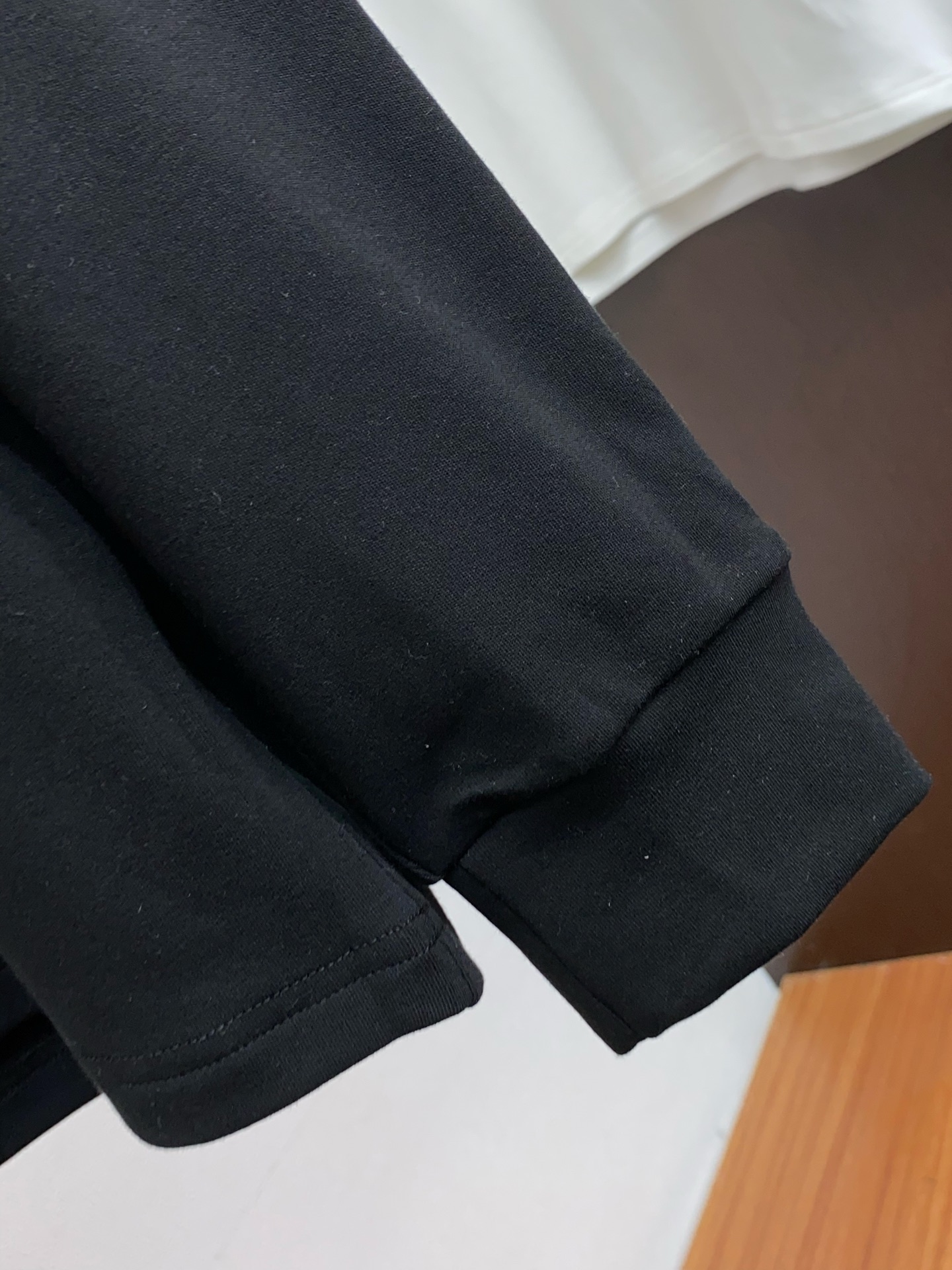 1v路易威登 25ss秋季 新品 新款贸易订单圆领长袖打底衫长袖T恤网红款！上身舒适透气，不僵硬，整体有