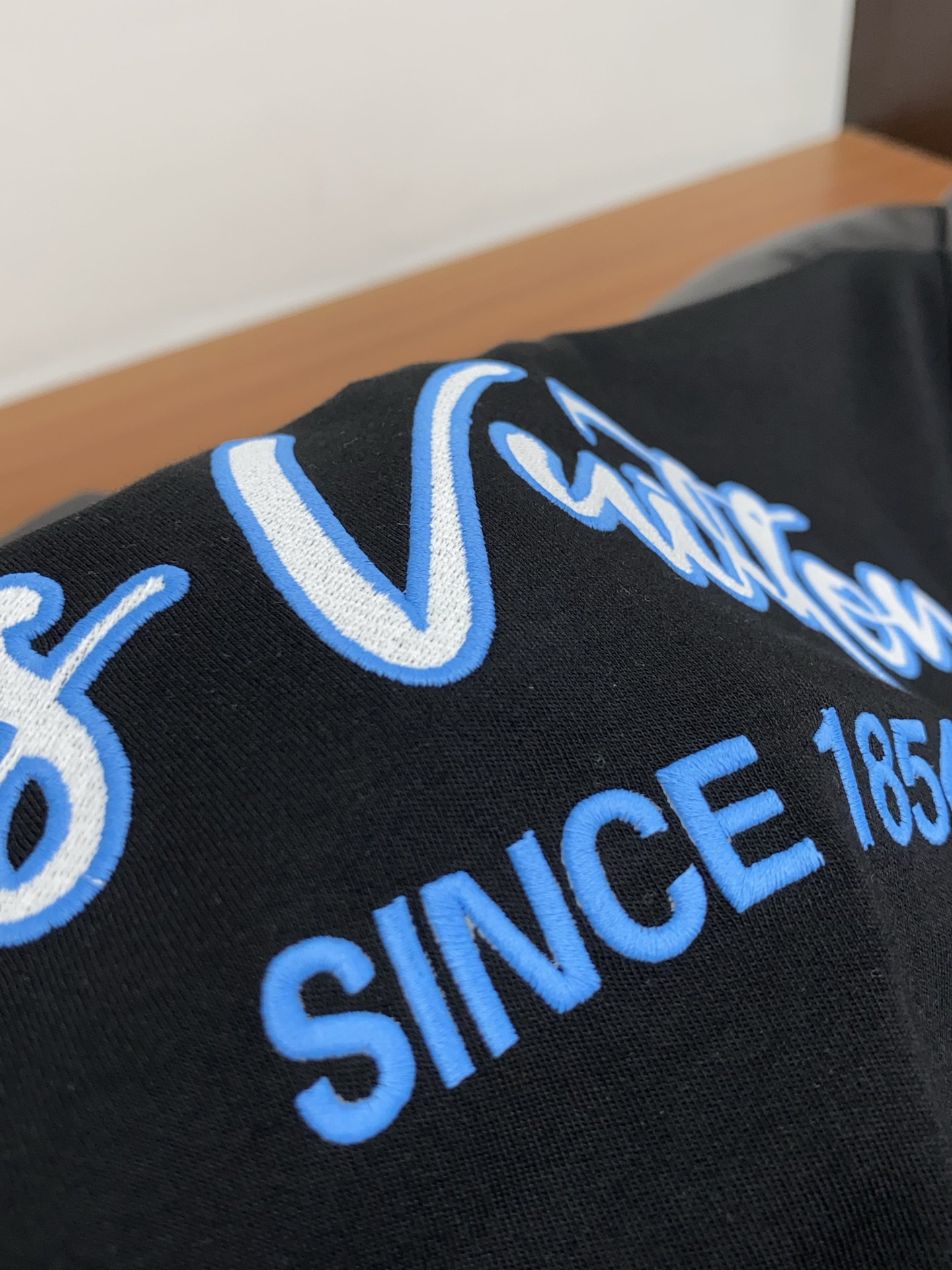 1v路易威登 25ss秋季 新品 新款贸易订单圆领长袖打底衫长袖T恤网红款！上身舒适透气，不僵硬，整体有