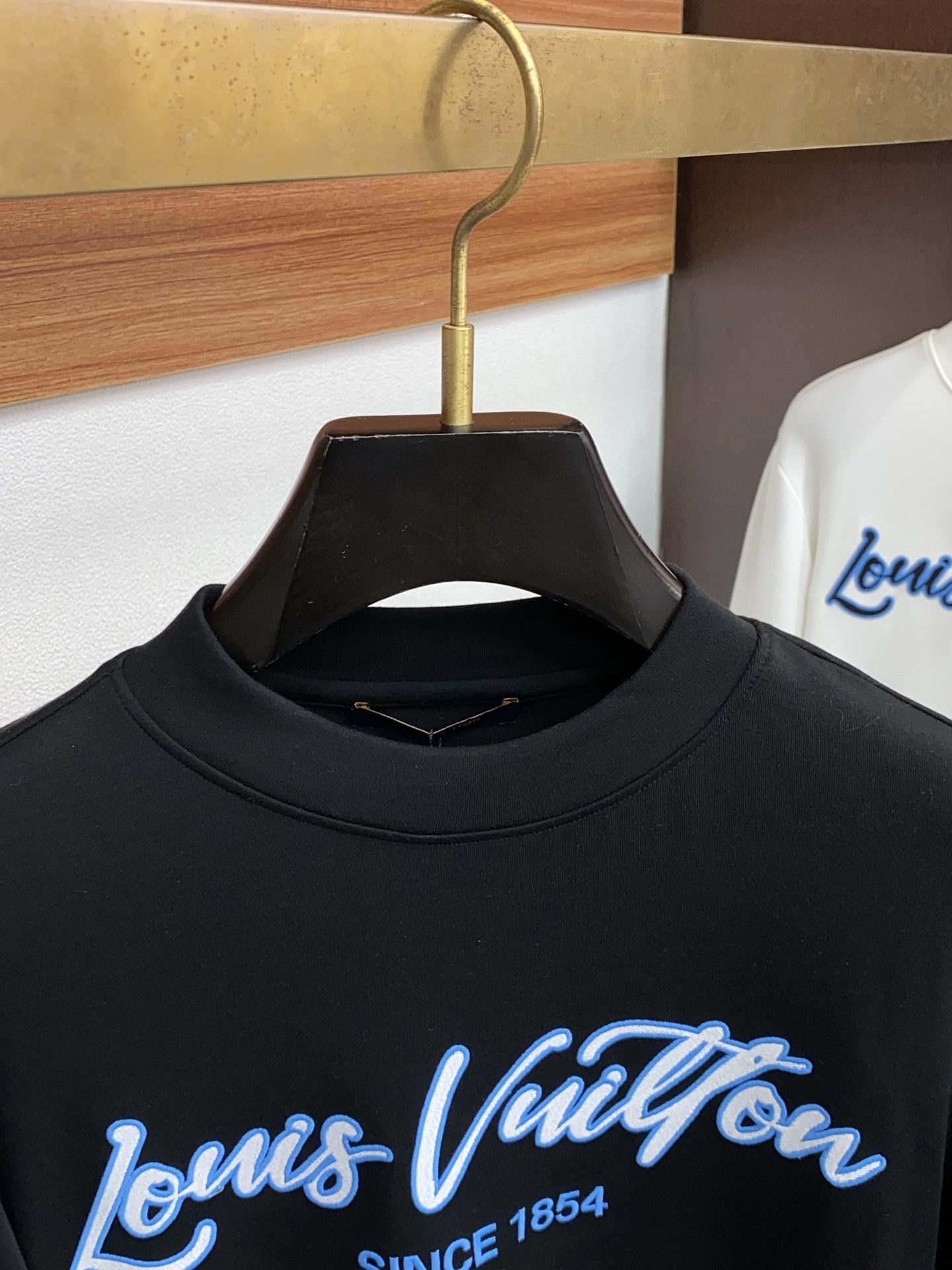 1v路易威登 25ss秋季 新品 新款贸易订单圆领长袖打底衫长袖T恤网红款！上身舒适透气，不僵硬，整体有