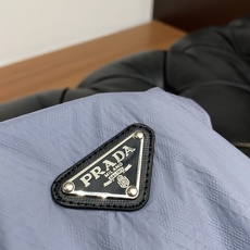 Prada、2025新款男士休闲定制双面夹克马甲外套。穿上简约干练的休闲双面马甲外套,瞬间重回时髦霸气, Prada、2025新款男士休闲定制双面夹克马甲外套。穿上简约干练的休闲双面马甲外套,瞬间重回时髦霸气,