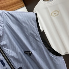 Prada、2025新款男士休闲定制双面夹克马甲外套。穿上简约干练的休闲双面马甲外套,瞬间重回时髦霸气, Prada、2025新款男士休闲定制双面夹克马甲外套。穿上简约干练的休闲双面马甲外套,瞬间重回时髦霸气,