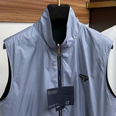 Prada、2025新款男士休闲定制双面夹克马甲外套。穿上简约干练的休闲双面马甲外套,瞬间重回时髦霸气, Prada、2025新款男士休闲定制双面夹克马甲外套。穿上简约干练的休闲双面马甲外套,瞬间重回时髦霸气,
