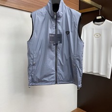 Prada、2025新款男士休闲定制双面夹克马甲外套。穿上简约干练的休闲双面马甲外套,瞬间重回时髦霸气, Prada、2025新款男士休闲定制双面夹克马甲外套。穿上简约干练的休闲双面马甲外套,瞬间重回时髦霸气,