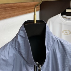 Prada、2025新款男士休闲定制双面夹克马甲外套。穿上简约干练的休闲双面马甲外套,瞬间重回时髦霸气, Prada、2025新款男士休闲定制双面夹克马甲外套。穿上简约干练的休闲双面马甲外套,瞬间重回时髦霸气,