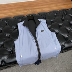Prada、2025新款男士休闲定制双面夹克马甲外套。穿上简约干练的休闲双面马甲外套,瞬间重回时髦霸气, Prada、2025新款男士休闲定制双面夹克马甲外套。穿上简约干练的休闲双面马甲外套,瞬间重回时髦霸气,