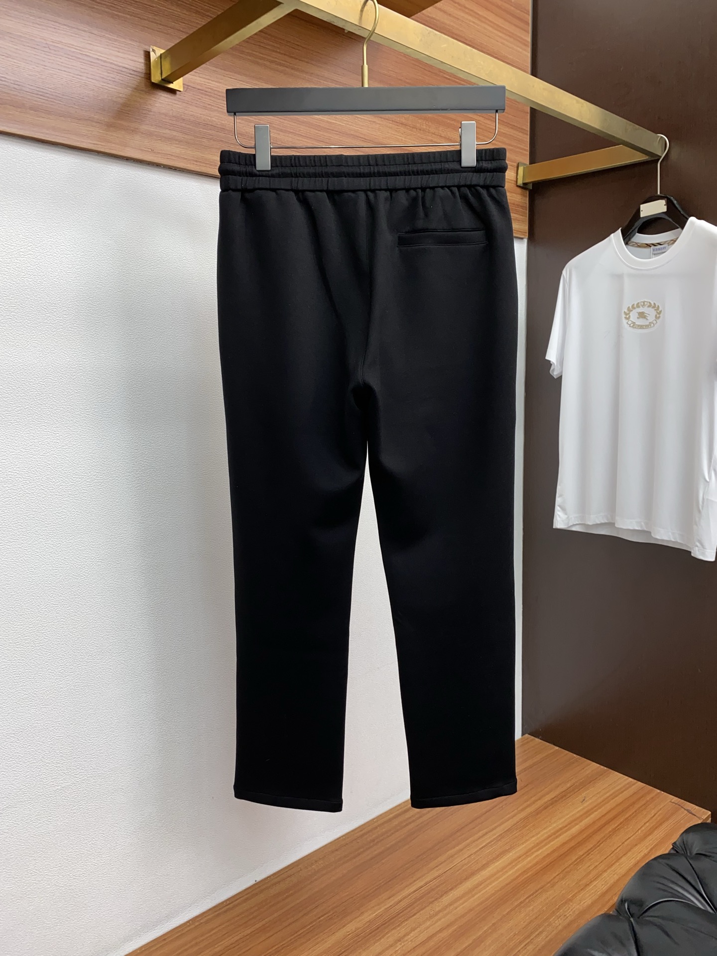 1v路易威登 2025秋冬新款休闲裤 干净利落剪裁，都市风十足 采用精纺加厚面料手感软糯干爽，上身效果挺