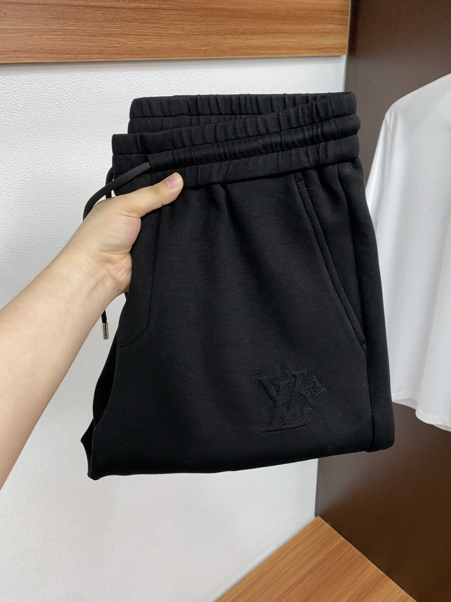 1v路易威登 2025秋冬新款休闲裤 干净利落剪裁，都市风十足 采用精纺加厚面料手感软糯干爽，上身效果挺