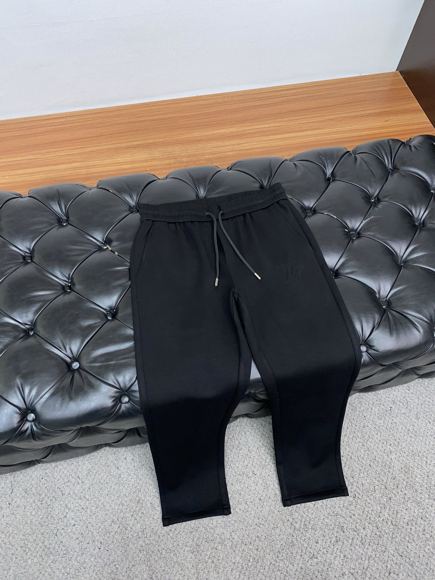 1v路易威登 2025秋冬新款休闲裤 干净利落剪裁，都市风十足 采用精纺加厚面料手感软糯干爽，上身效果挺