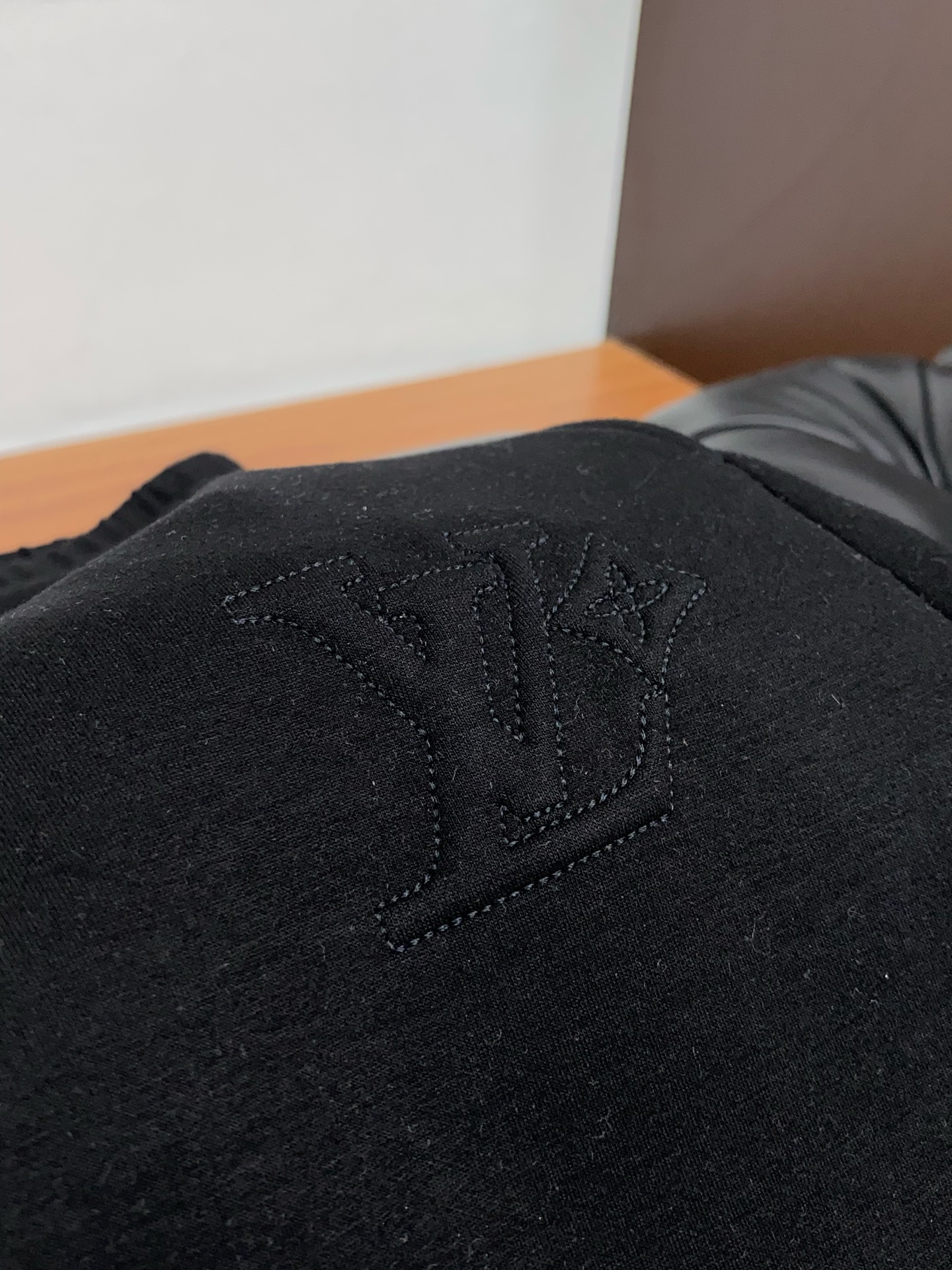 1v路易威登 2025秋冬新款休闲裤 干净利落剪裁，都市风十足 采用精纺加厚面料手感软糯干爽，上身效果挺