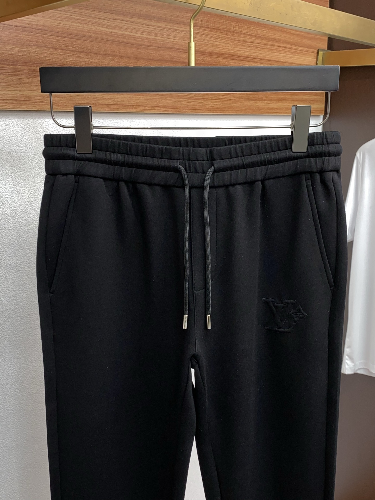 1v路易威登 2025秋冬新款休闲裤 干净利落剪裁，都市风十足 采用精纺加厚面料手感软糯干爽，上身效果挺