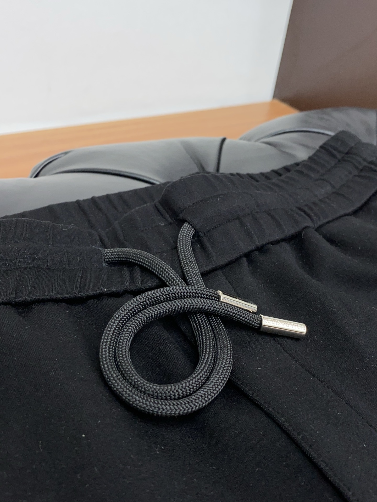 1v路易威登 2025秋冬新款休闲裤 干净利落剪裁，都市风十足 采用精纺加厚面料手感软糯干爽，上身效果挺