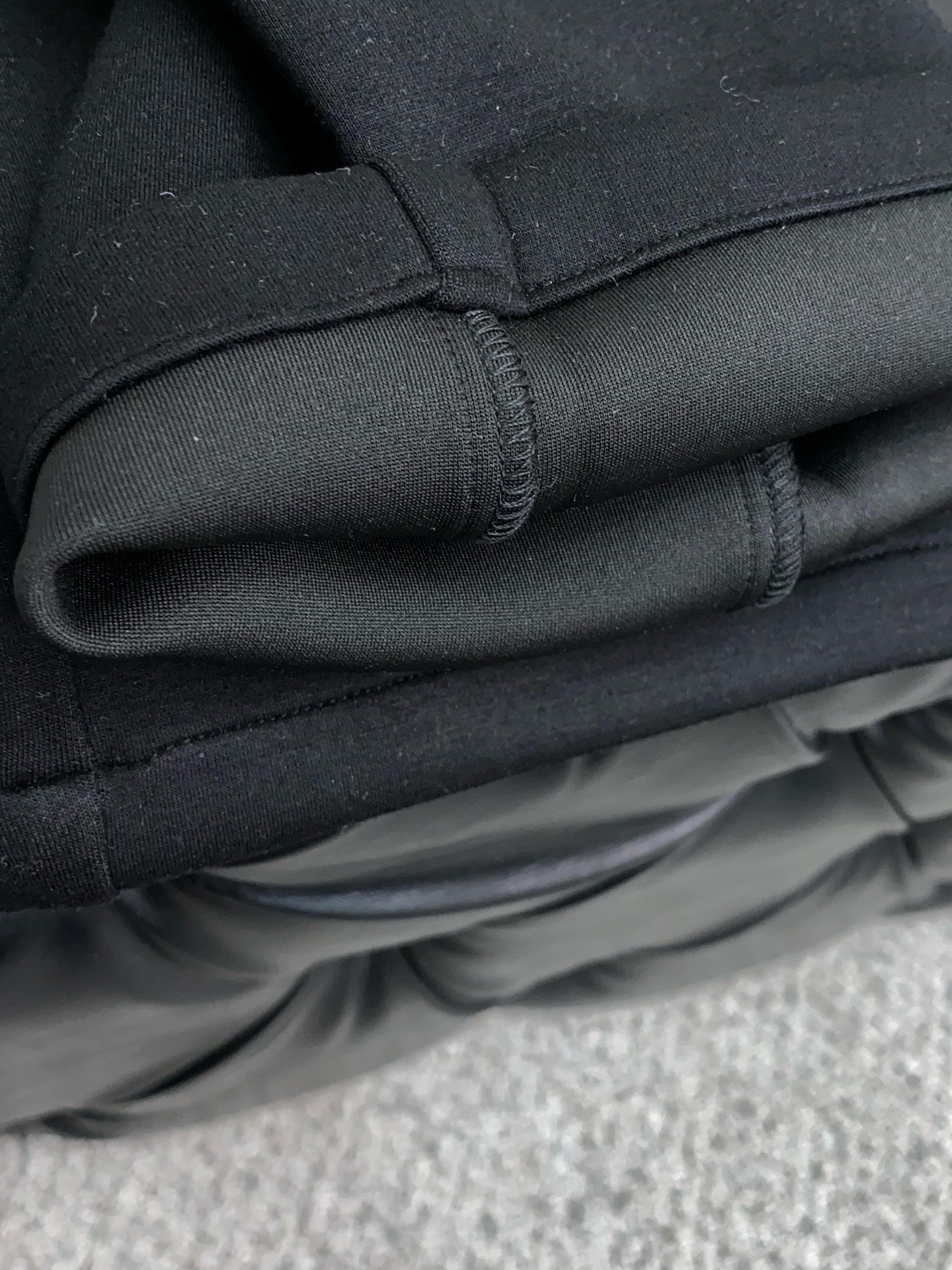 1v路易威登 2025秋冬新款休闲裤 干净利落剪裁，都市风十足 采用精纺加厚面料手感软糯干爽，上身效果挺