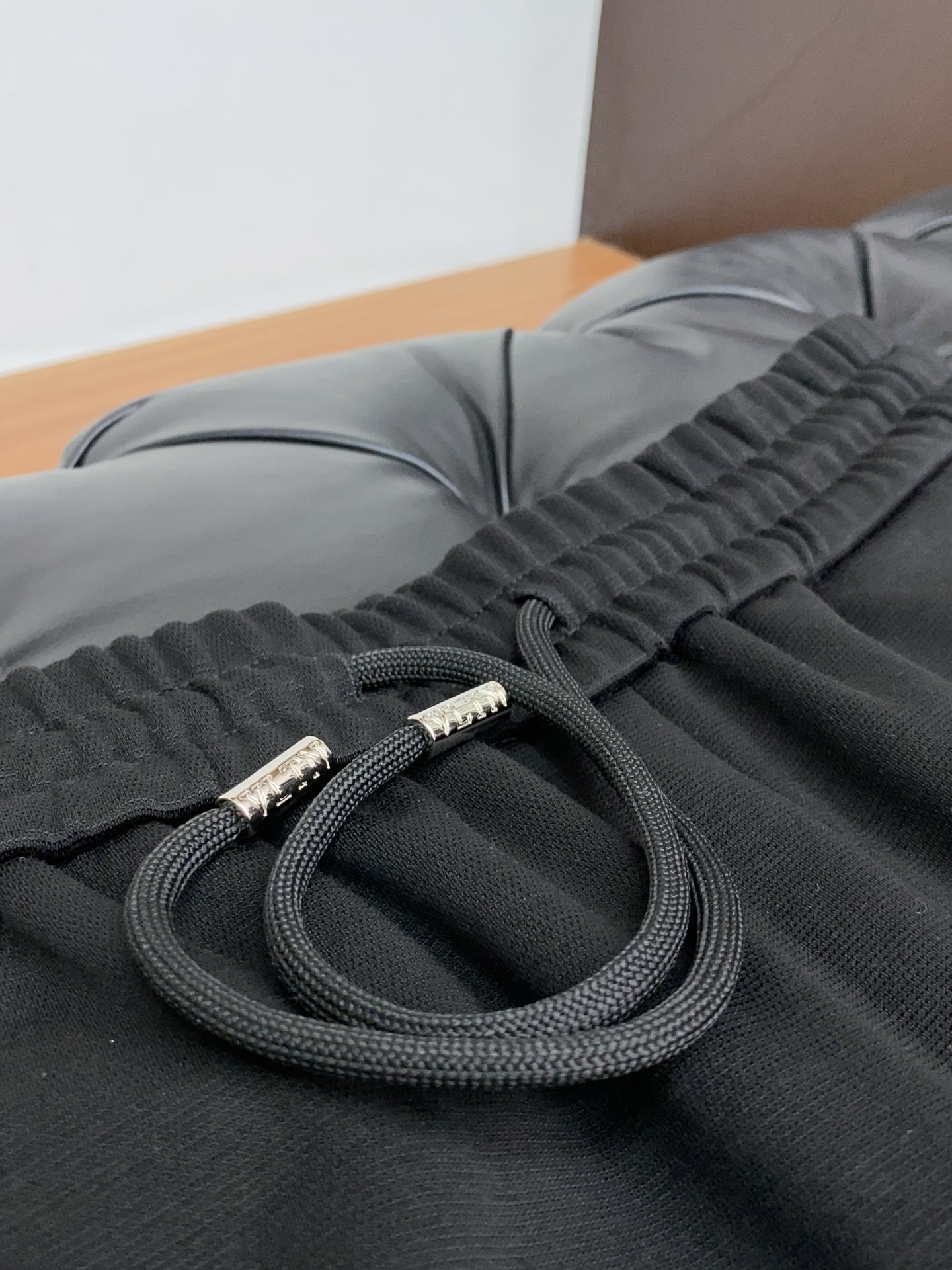 VT 2025秋冬新款休闲裤 干净利落剪裁，都市风十足 采用精纺加厚面料手感软糯干爽，上身效果挺括有型。