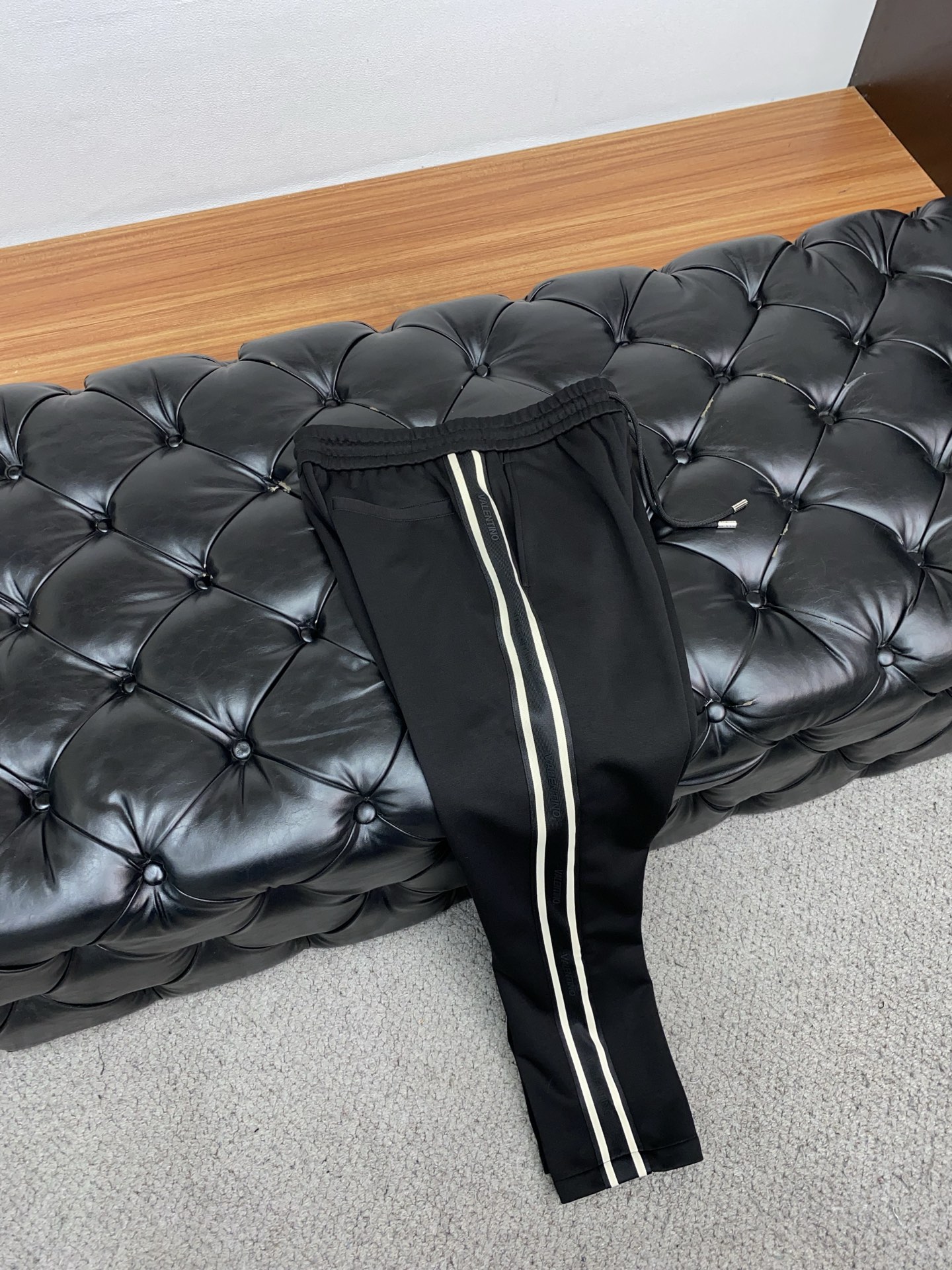 VT 2025秋冬新款休闲裤 干净利落剪裁，都市风十足 采用精纺加厚面料手感软糯干爽，上身效果挺括有型。