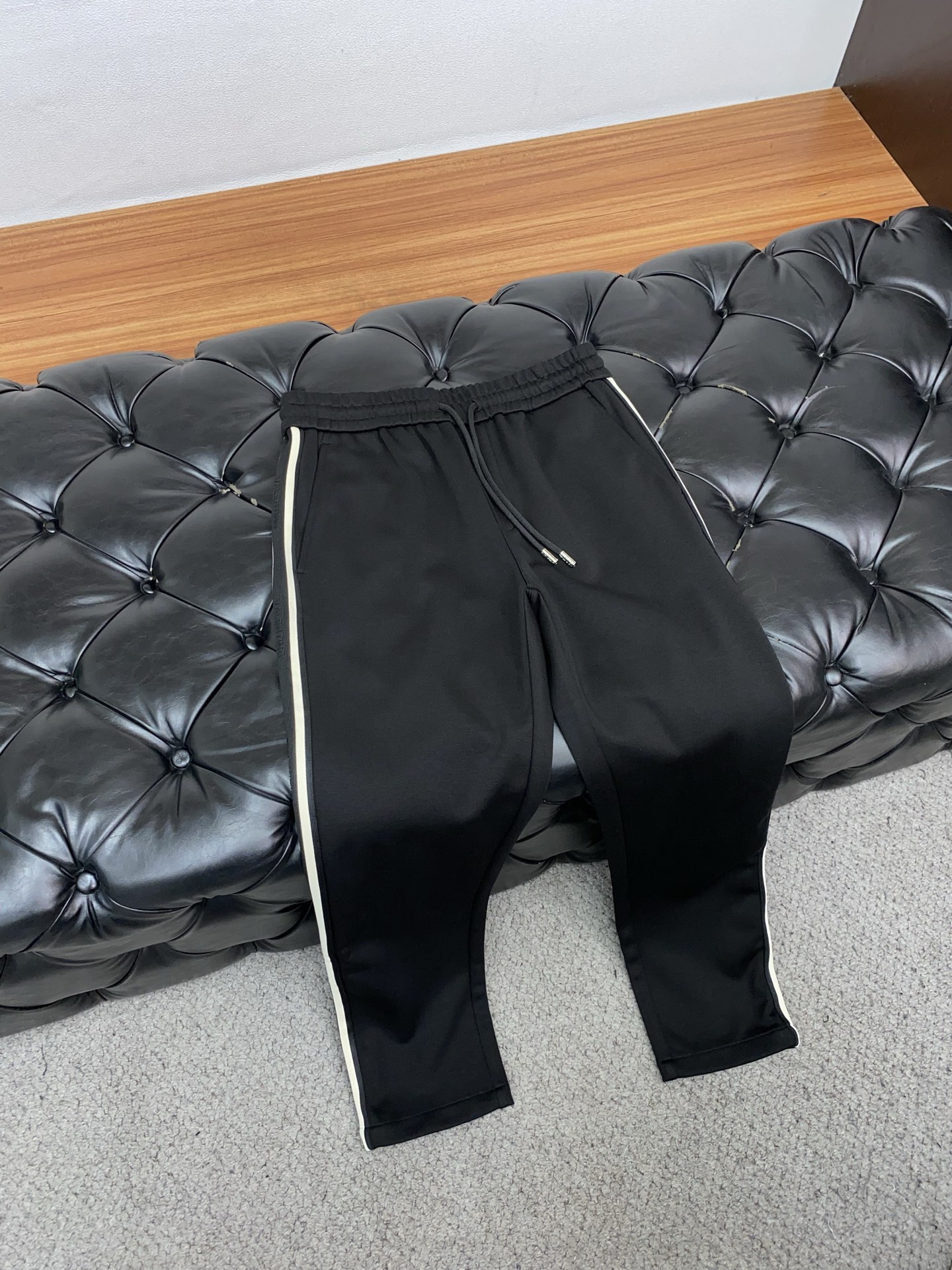 VT 2025秋冬新款休闲裤 干净利落剪裁，都市风十足 采用精纺加厚面料手感软糯干爽，上身效果挺括有型。