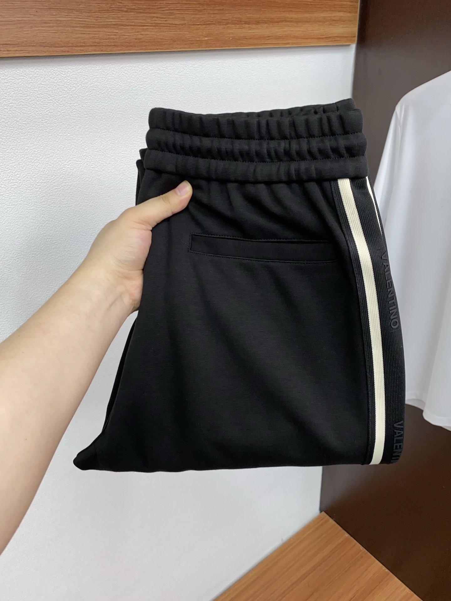 VT 2025秋冬新款休闲裤 干净利落剪裁，都市风十足 采用精纺加厚面料手感软糯干爽，上身效果挺括有型。