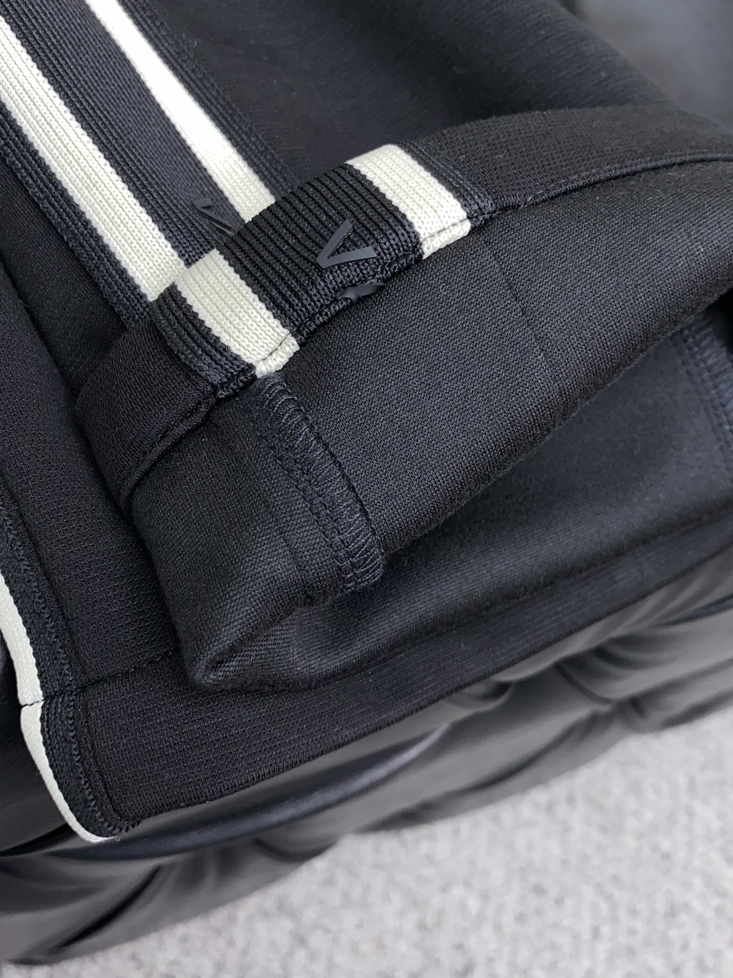 VT 2025秋冬新款休闲裤 干净利落剪裁，都市风十足 采用精纺加厚面料手感软糯干爽，上身效果挺括有型。