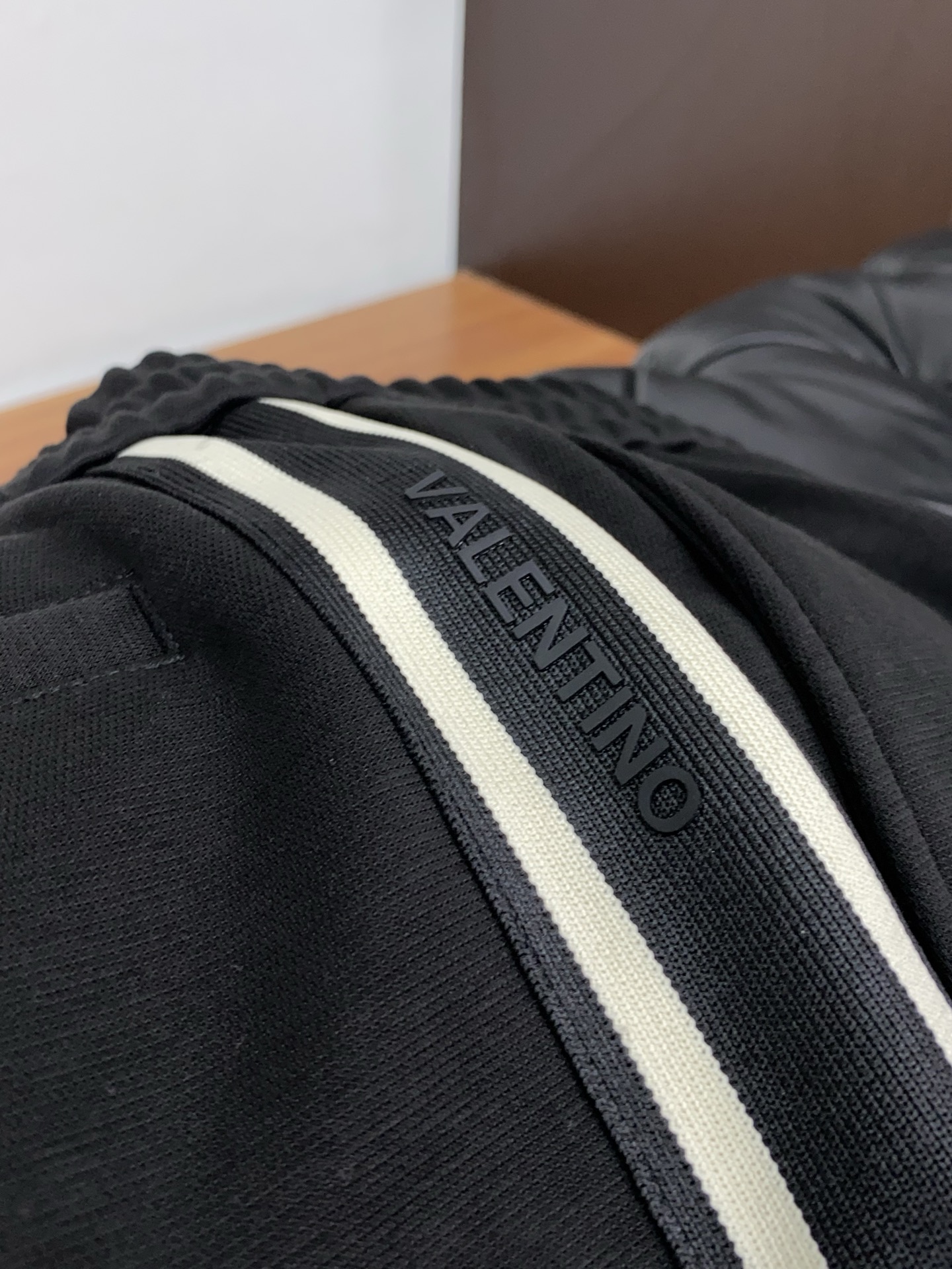 VT 2025秋冬新款休闲裤 干净利落剪裁，都市风十足 采用精纺加厚面料手感软糯干爽，上身效果挺括有型。