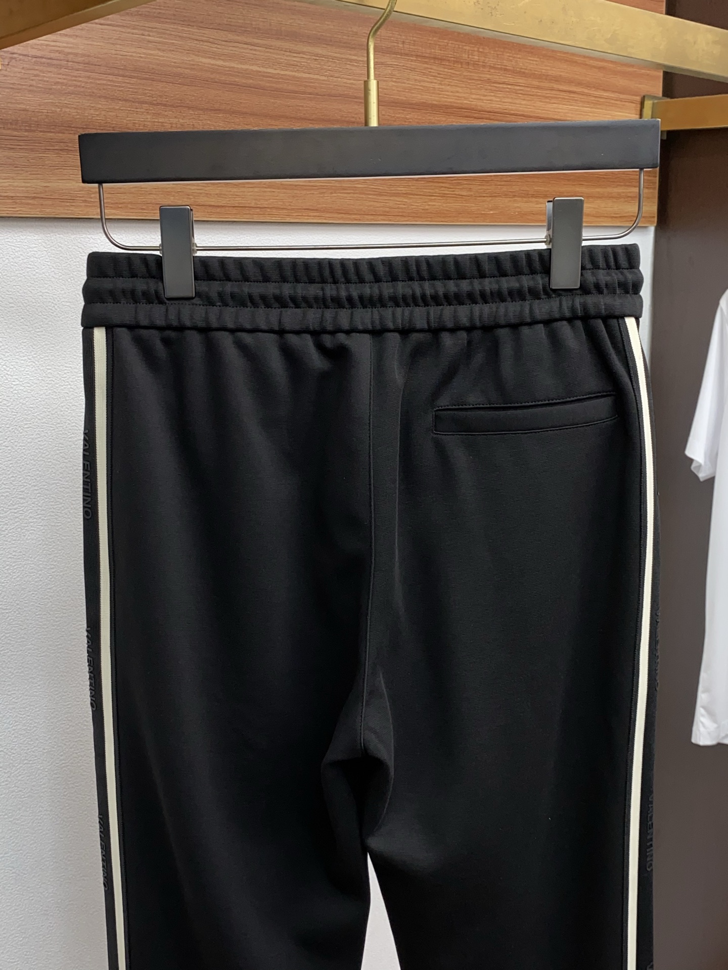 VT 2025秋冬新款休闲裤 干净利落剪裁，都市风十足 采用精纺加厚面料手感软糯干爽，上身效果挺括有型。