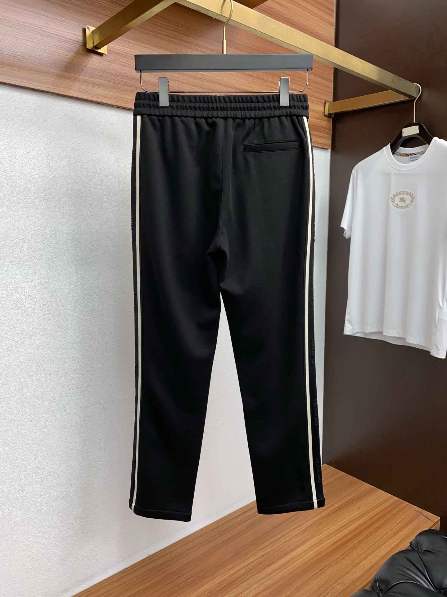 VT 2025秋冬新款休闲裤 干净利落剪裁，都市风十足 采用精纺加厚面料手感软糯干爽，上身效果挺括有型。