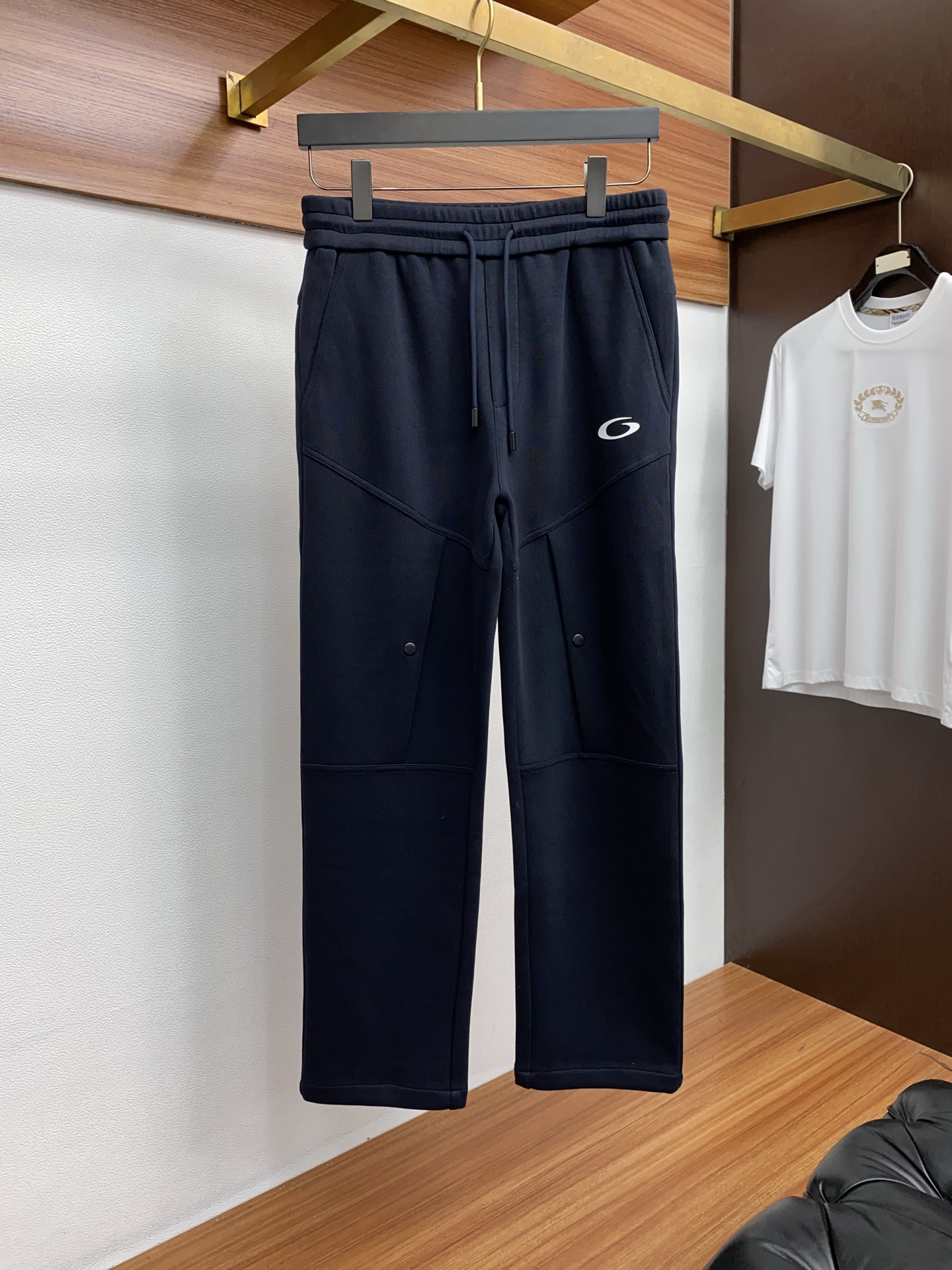 巴黎世家 2025秋冬新款休闲裤 干净利落剪裁，都市风十足 采用精纺加厚面料手感软糯干爽，上身效果挺括有