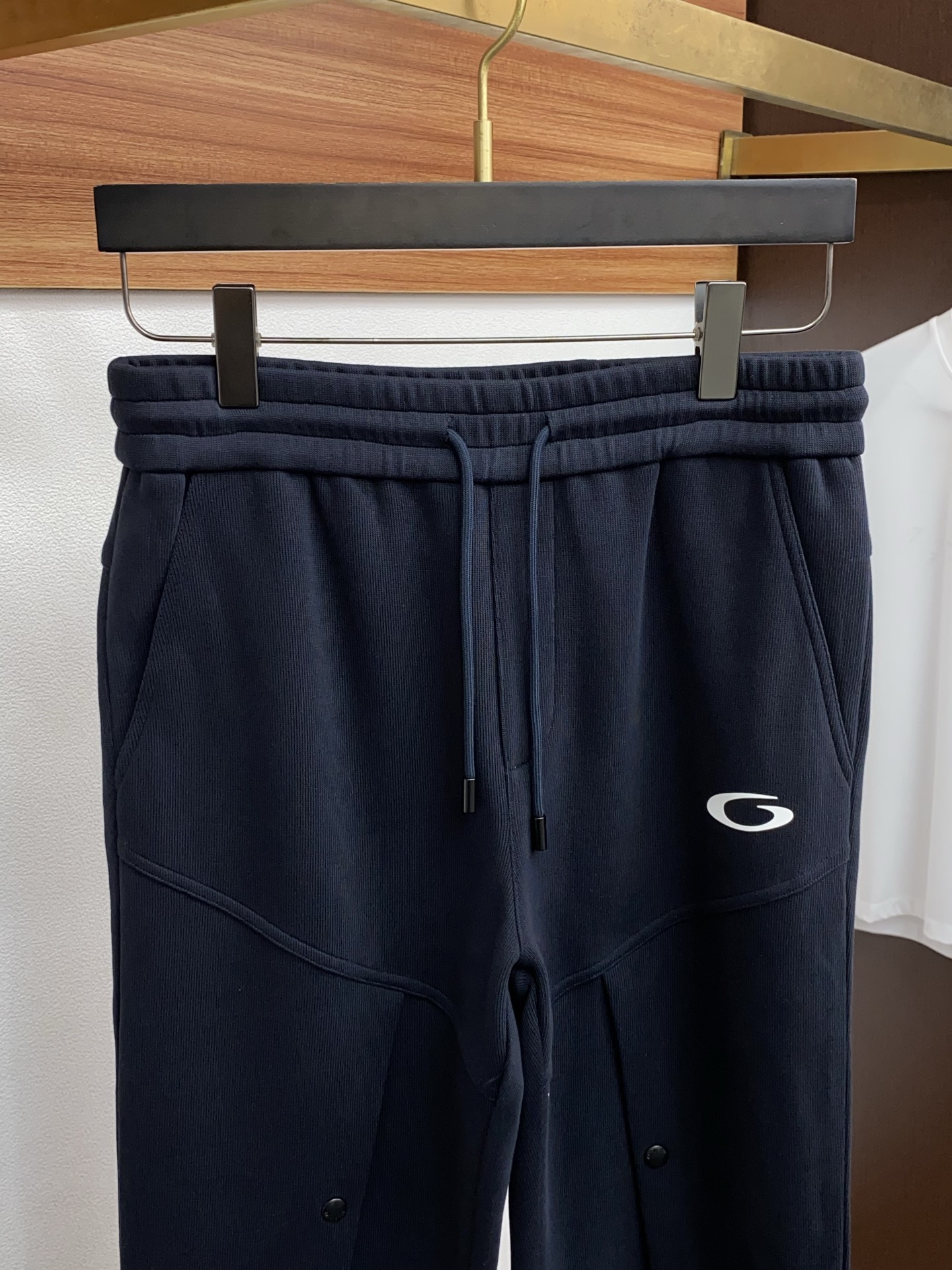 巴黎世家 2025秋冬新款休闲裤 干净利落剪裁，都市风十足 采用精纺加厚面料手感软糯干爽，上身效果挺括有