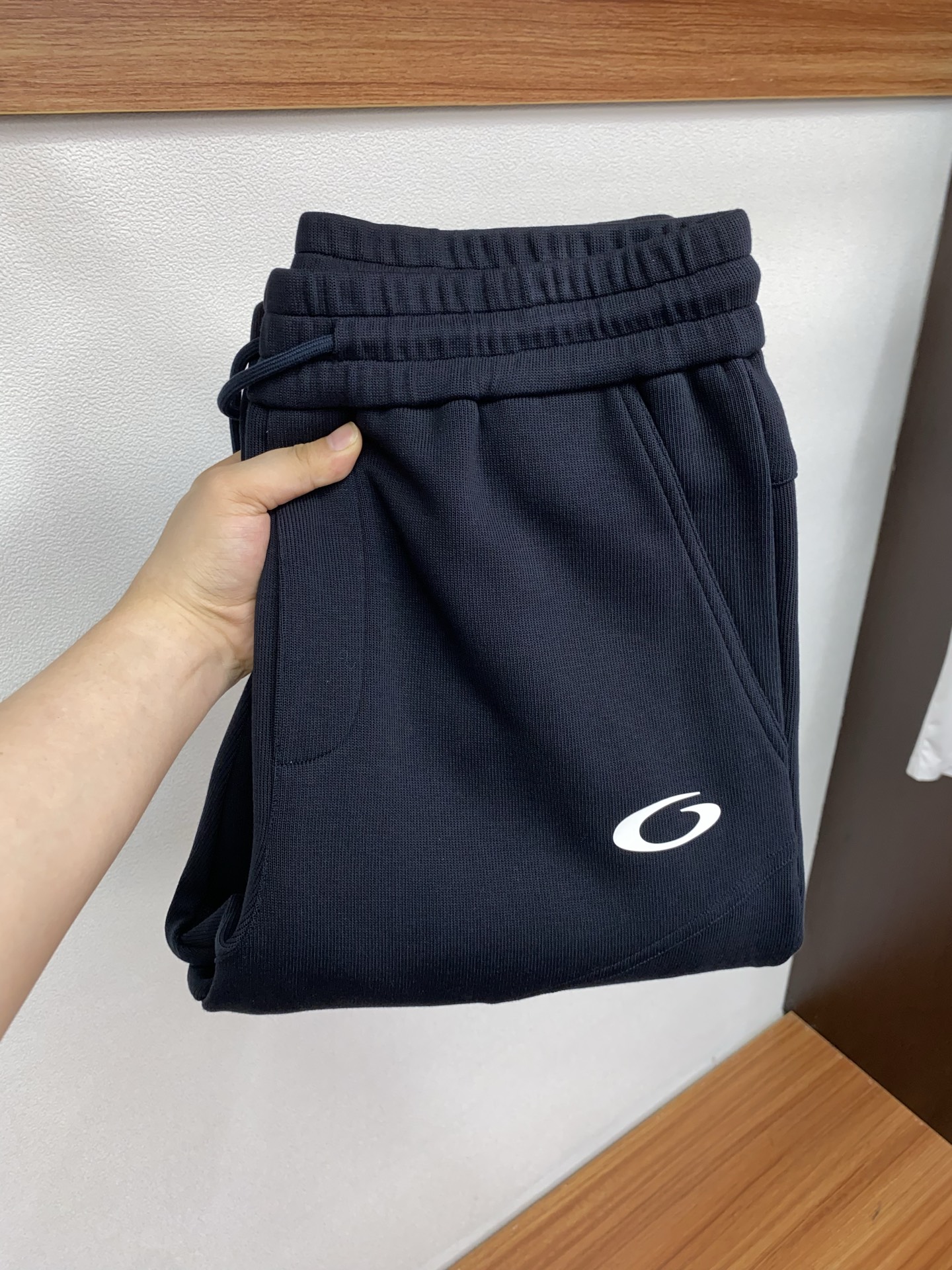 巴黎世家 2025秋冬新款休闲裤 干净利落剪裁，都市风十足 采用精纺加厚面料手感软糯干爽，上身效果挺括有