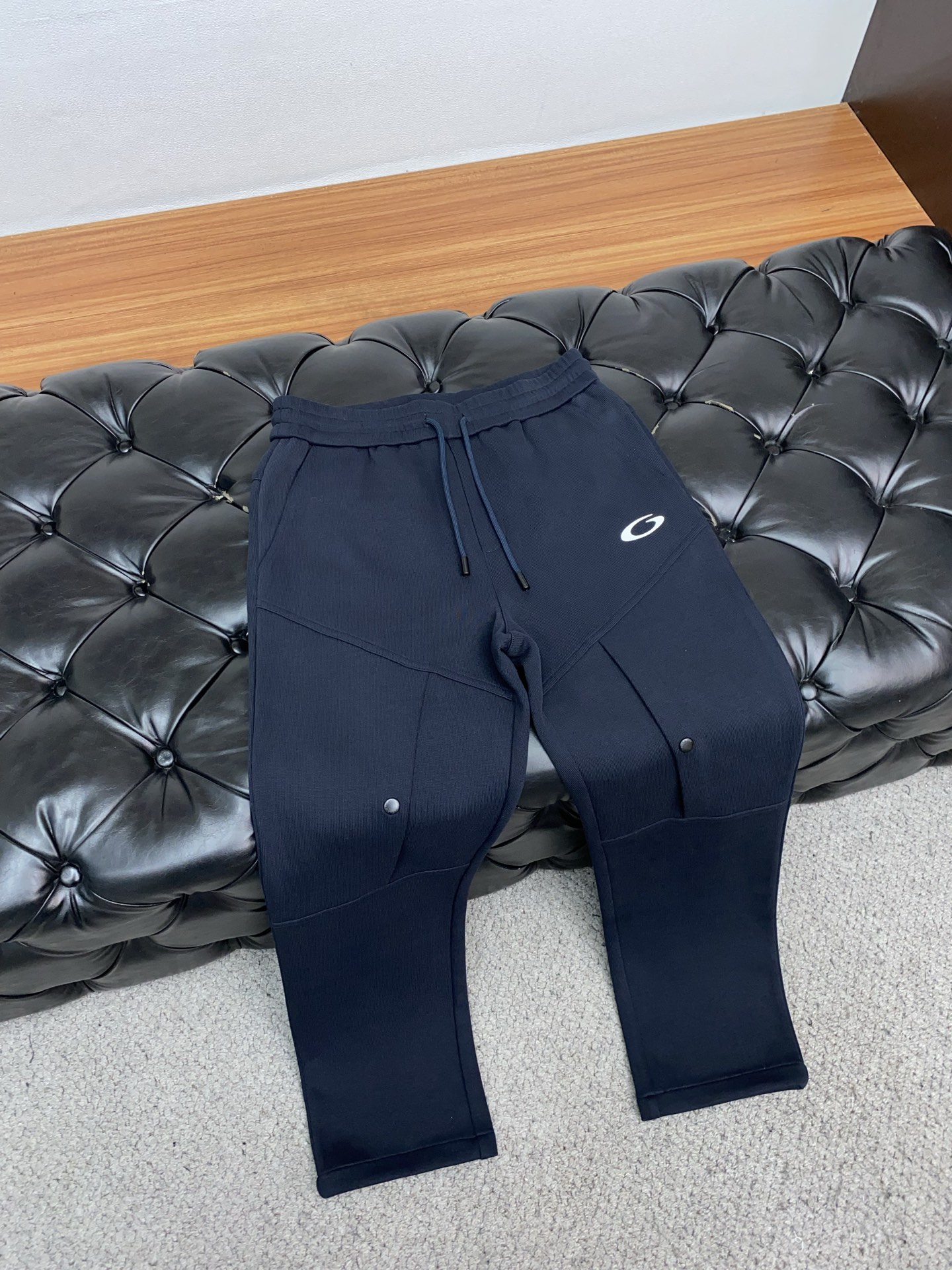 巴黎世家 2025秋冬新款休闲裤 干净利落剪裁，都市风十足 采用精纺加厚面料手感软糯干爽，上身效果挺括有