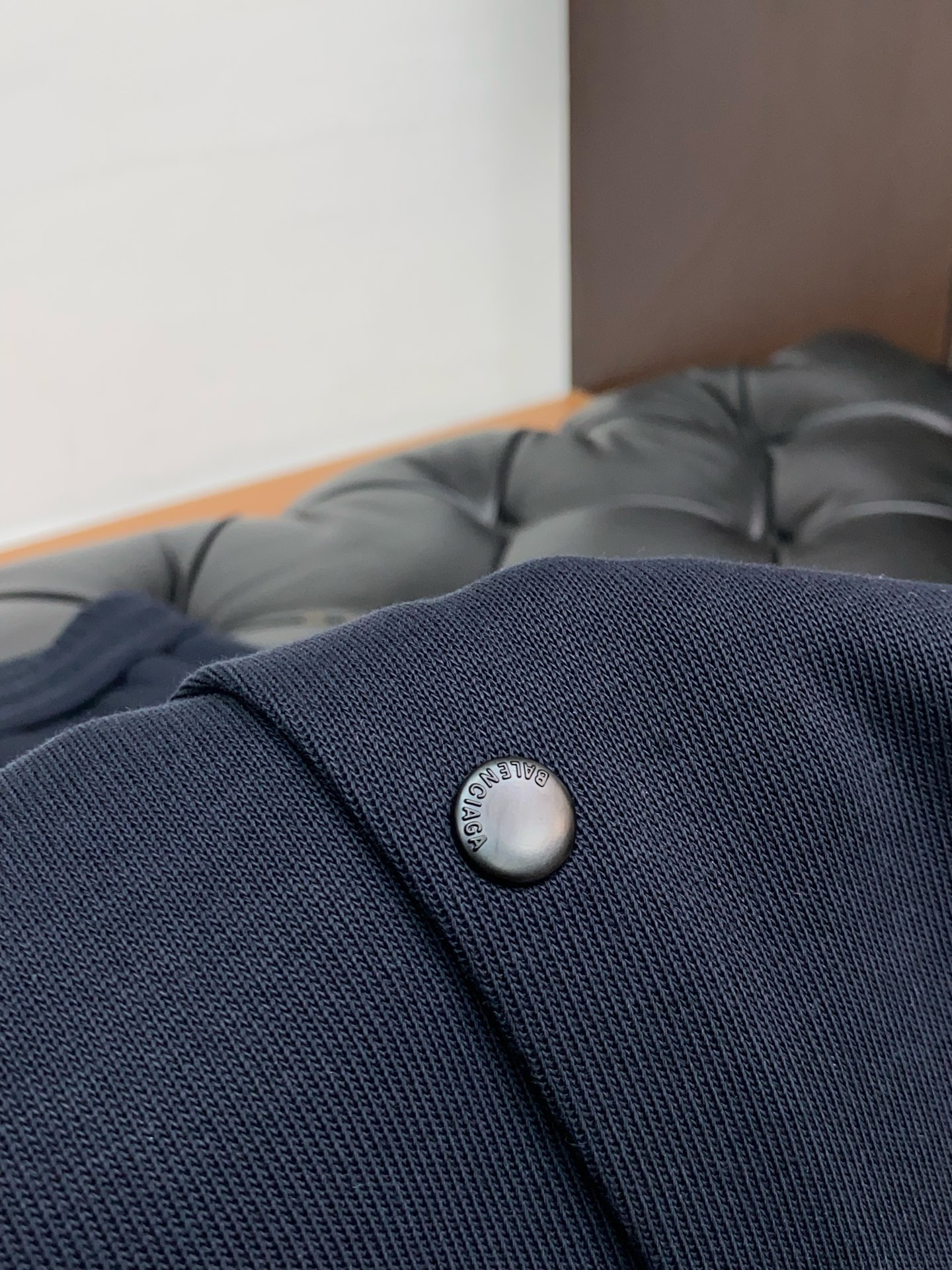 巴黎世家 2025秋冬新款休闲裤 干净利落剪裁，都市风十足 采用精纺加厚面料手感软糯干爽，上身效果挺括有