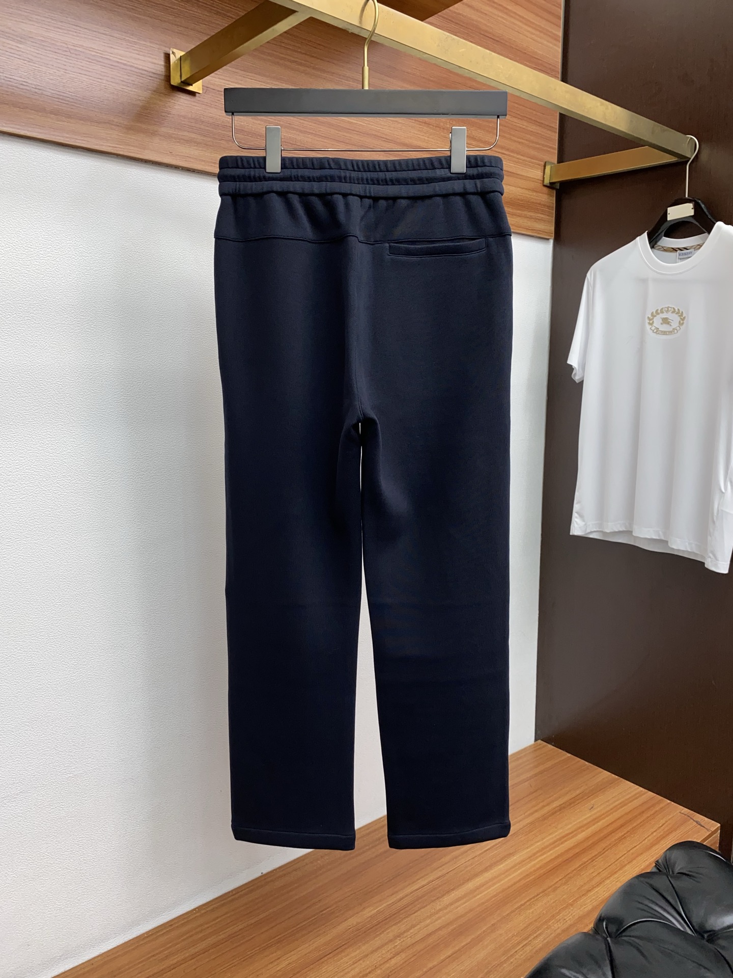 巴黎世家 2025秋冬新款休闲裤 干净利落剪裁，都市风十足 采用精纺加厚面料手感软糯干爽，上身效果挺括有