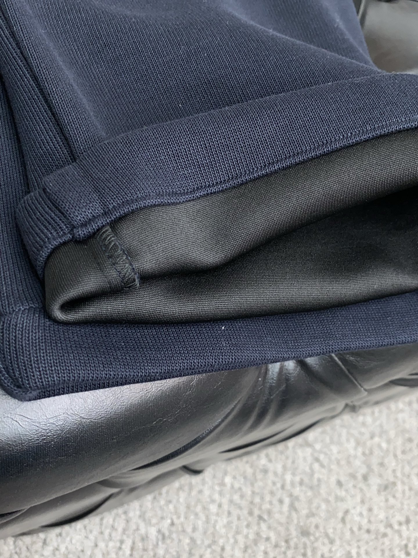 巴黎世家 2025秋冬新款休闲裤 干净利落剪裁，都市风十足 采用精纺加厚面料手感软糯干爽，上身效果挺括有