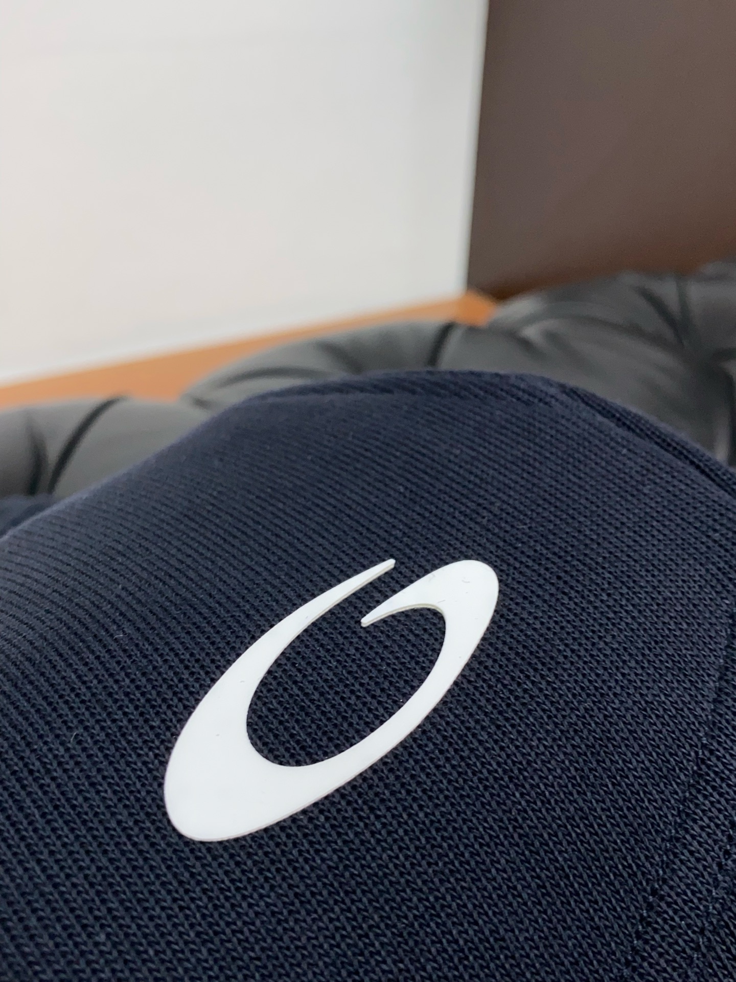 巴黎世家 2025秋冬新款休闲裤 干净利落剪裁，都市风十足 采用精纺加厚面料手感软糯干爽，上身效果挺括有