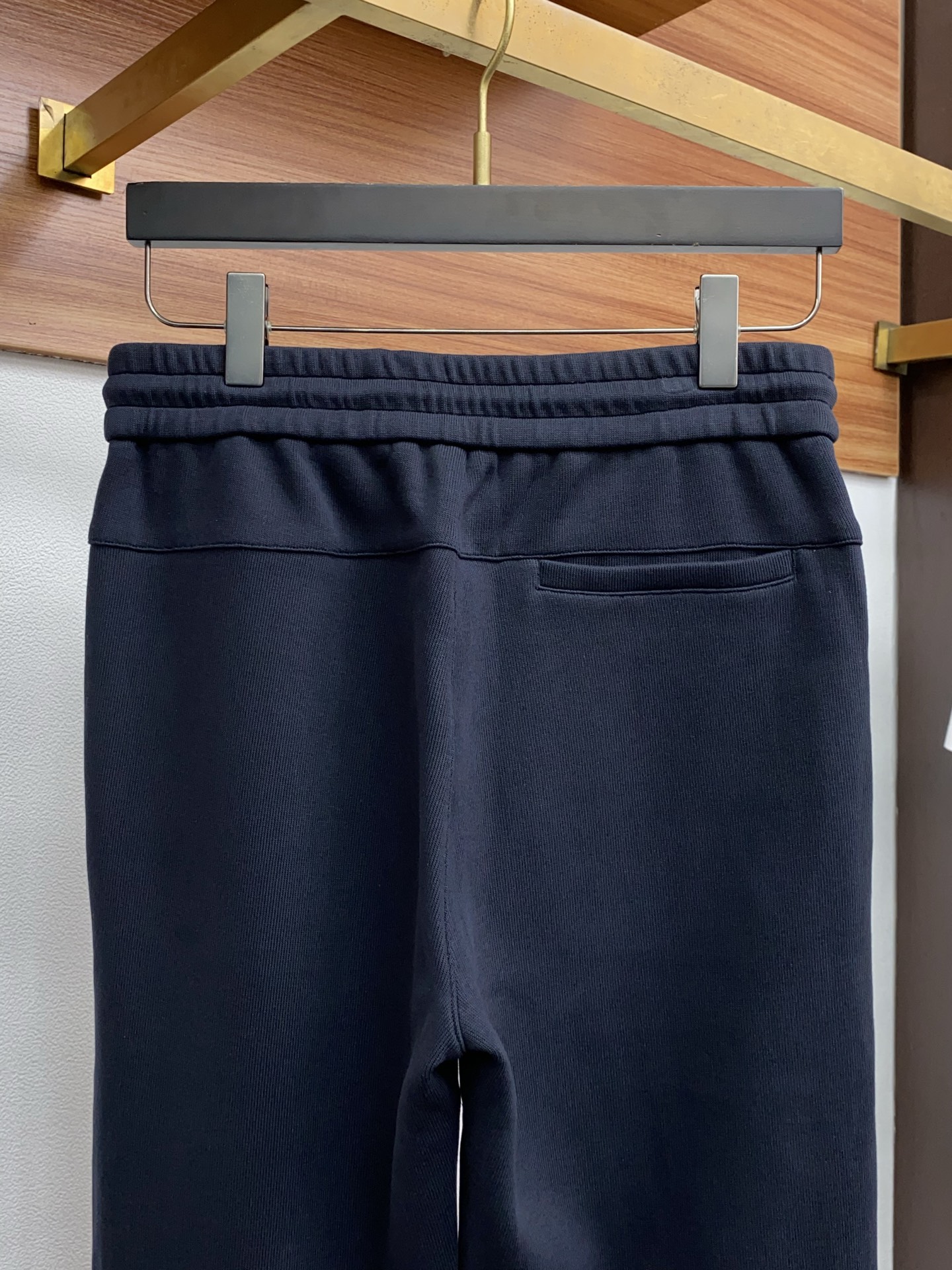 巴黎世家 2025秋冬新款休闲裤 干净利落剪裁，都市风十足 采用精纺加厚面料手感软糯干爽，上身效果挺括有