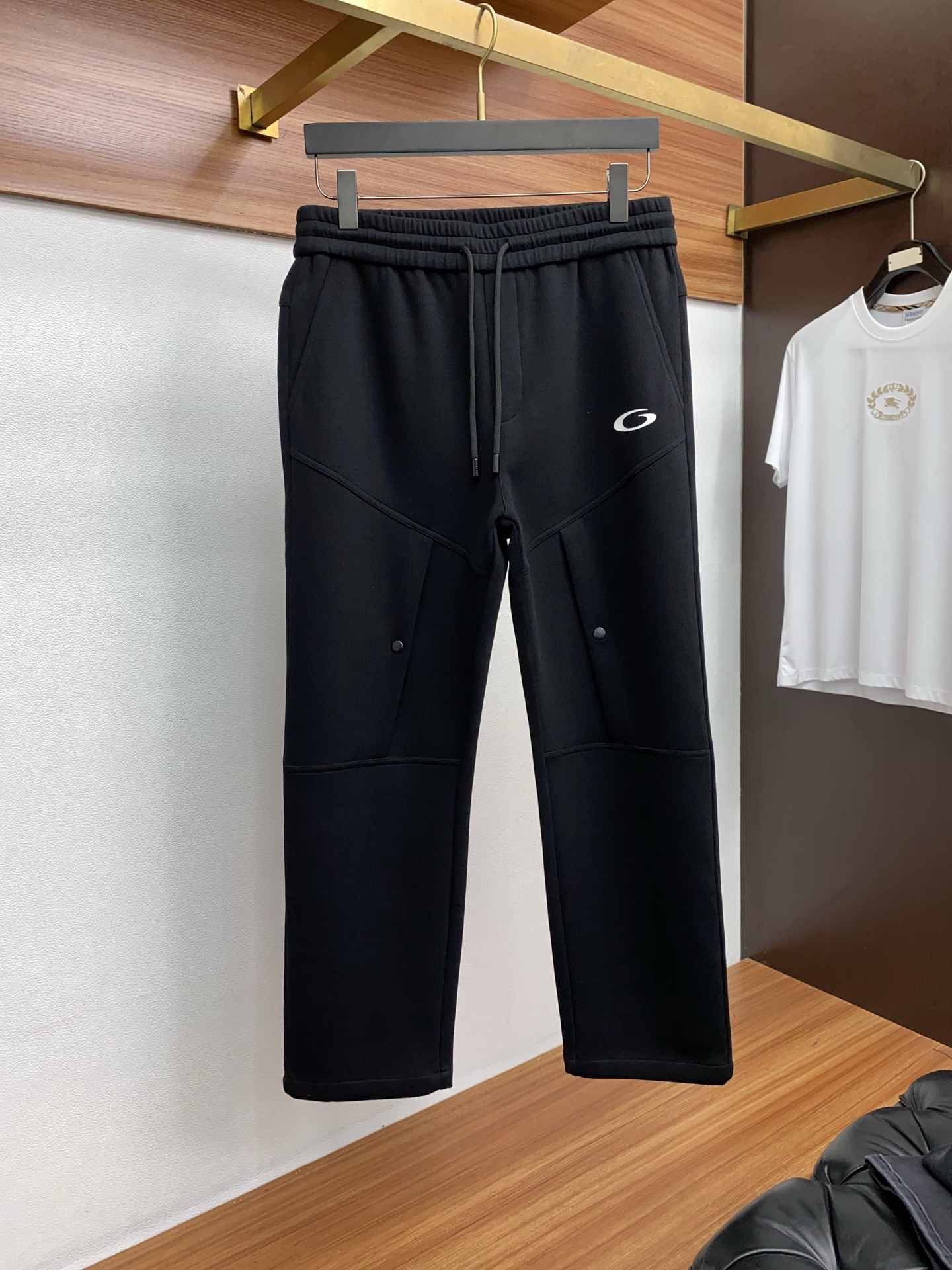 巴黎世家 2025秋冬新款休闲裤 干净利落剪裁，都市风十足 采用精纺加厚面料手感软糯干爽，上身效果挺括有