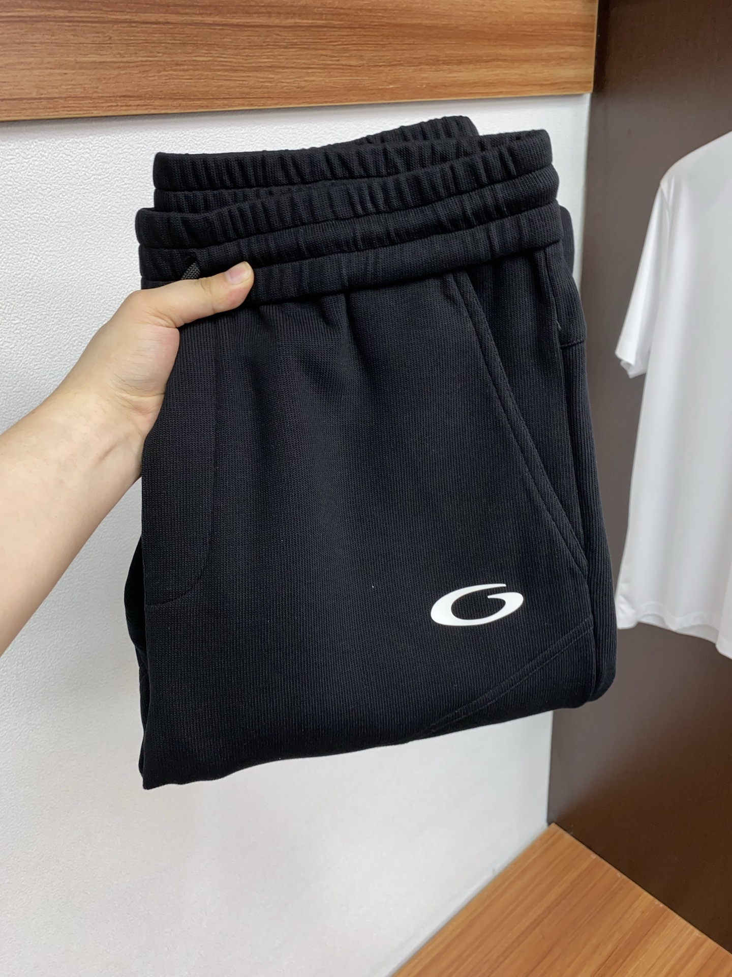 巴黎世家 2025秋冬新款休闲裤 干净利落剪裁，都市风十足 采用精纺加厚面料手感软糯干爽，上身效果挺括有