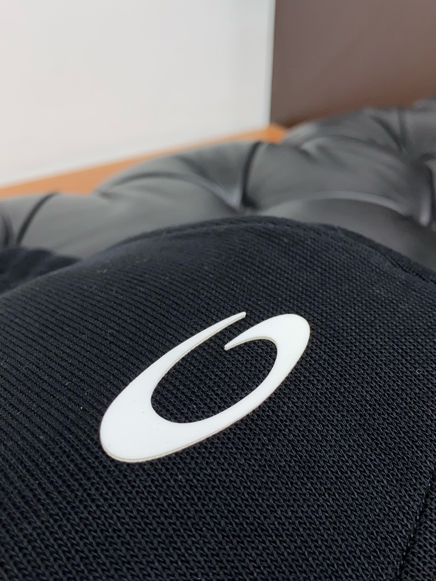 巴黎世家 2025秋冬新款休闲裤 干净利落剪裁，都市风十足 采用精纺加厚面料手感软糯干爽，上身效果挺括有