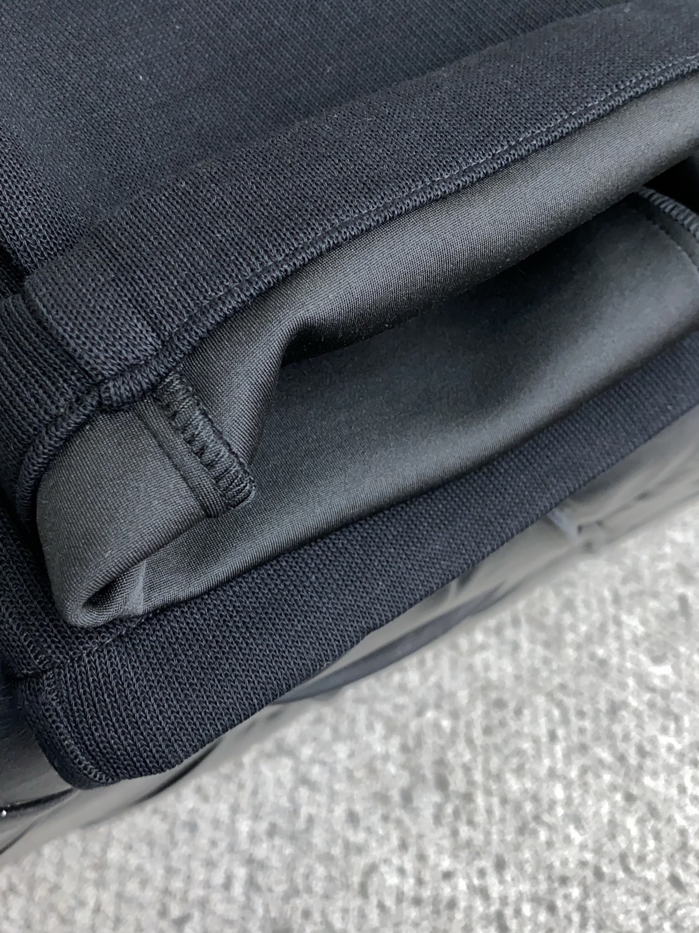 巴黎世家 2025秋冬新款休闲裤 干净利落剪裁，都市风十足 采用精纺加厚面料手感软糯干爽，上身效果挺括有