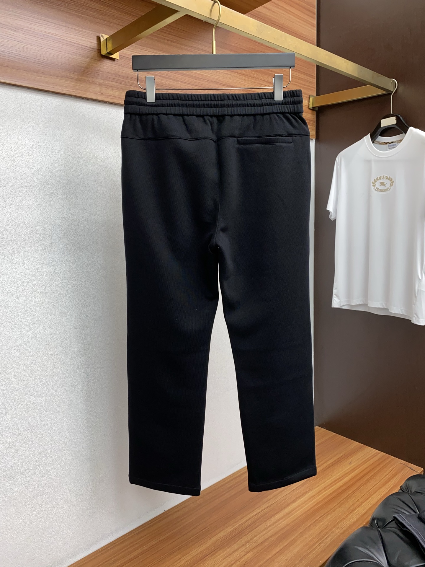 巴黎世家 2025秋冬新款休闲裤 干净利落剪裁，都市风十足 采用精纺加厚面料手感软糯干爽，上身效果挺括有