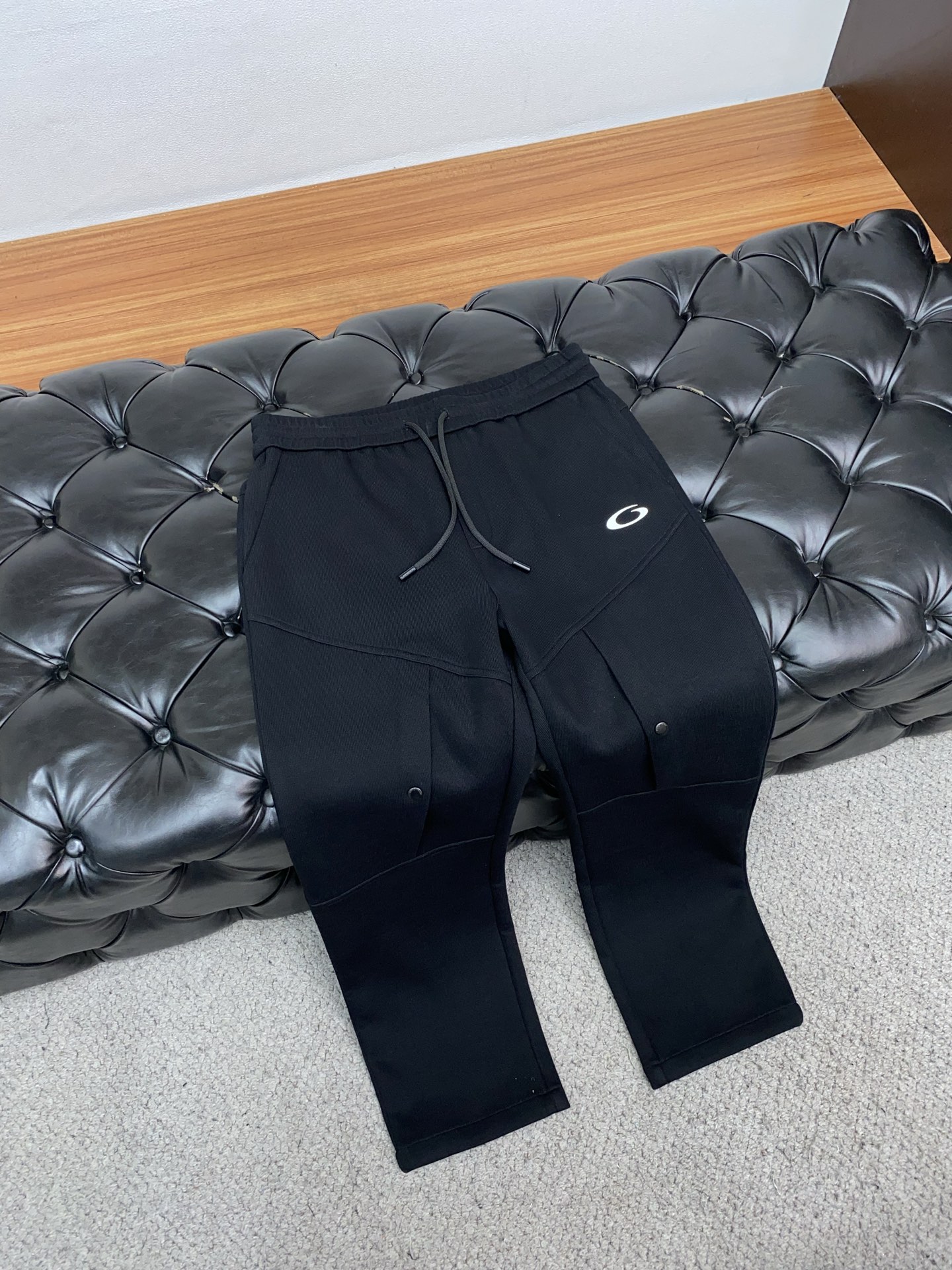 巴黎世家 2025秋冬新款休闲裤 干净利落剪裁，都市风十足 采用精纺加厚面料手感软糯干爽，上身效果挺括有