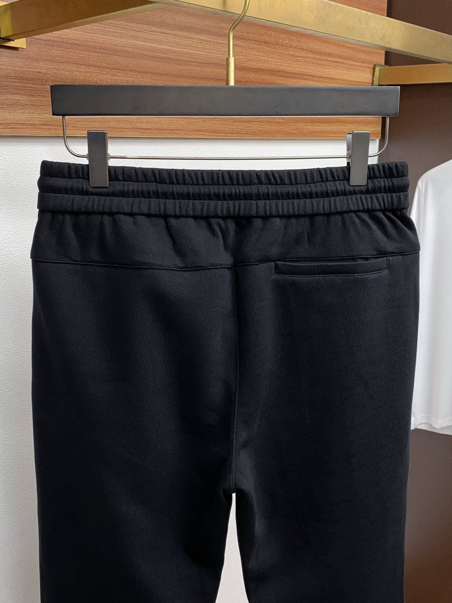 巴黎世家 2025秋冬新款休闲裤 干净利落剪裁，都市风十足 采用精纺加厚面料手感软糯干爽，上身效果挺括有